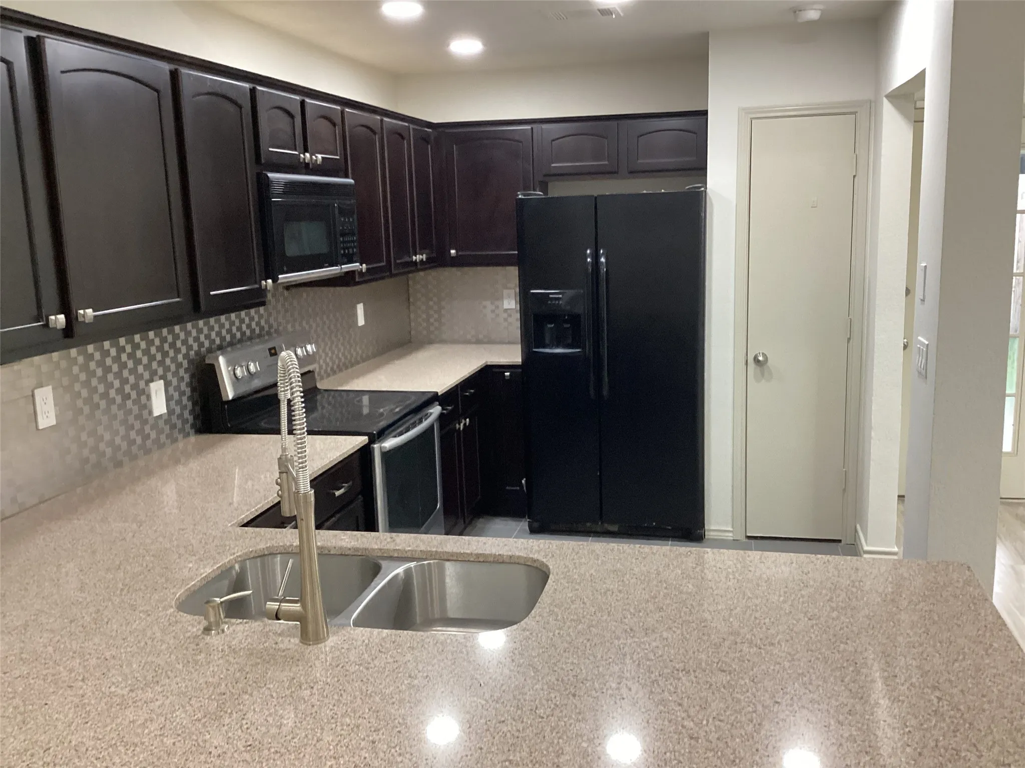 Single Family Residence For Sale in Tarrant County , 411 Lantana Drive, Arlington, Texas 76018, 3 Bedroom, 2 Bathroom, 2 Garage spaces, 1,488 Sqft, built in 1984, mls#21404298, Real Estate Agent in Arlington, Homes For Sale in Tarrant county, Homes For Sale in Arlington, Realtor in Arlington Texas, Real Estate Brokerage Independent Realty Texas, Luminita Cordes Realtor