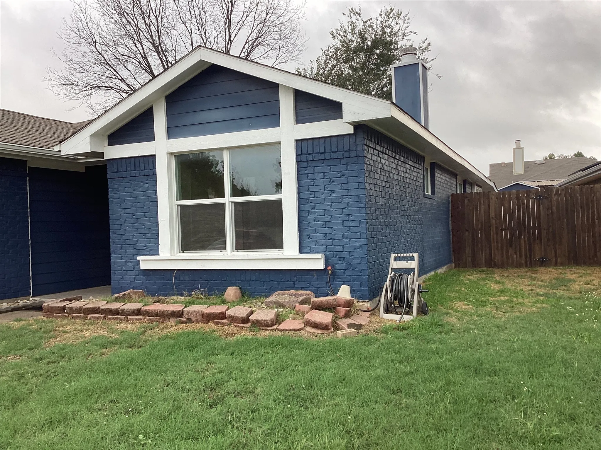 Single Family Residence For Sale in Tarrant County , 411 Lantana Drive, Arlington, Texas 76018, 3 Bedroom, 2 Bathroom, 2 Garage spaces, 1,488 Sqft, built in 1984, mls#21404298, Real Estate Agent in Arlington, Homes For Sale in Tarrant county, Homes For Sale in Arlington, Realtor in Arlington Texas, Real Estate Brokerage Independent Realty Texas, Luminita Cordes Realtor