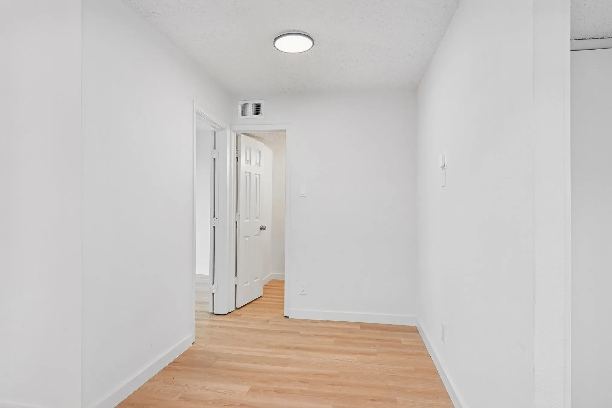 Condominium For Sale in Dallas County , 5300 Keller Springs Road 2055, Dallas, Texas 75248, 2 Bedroom, 2 Bathroom, Garage spaces, 915 Sqft, built in 1982, mls#21404189, Real Estate Agent in Dallas, Homes For Sale in Dallas county, Homes For Sale in Dallas, Realtor in Dallas Texas, Real Estate Brokerage Independent Realty Texas, Luminita Cordes Realtor