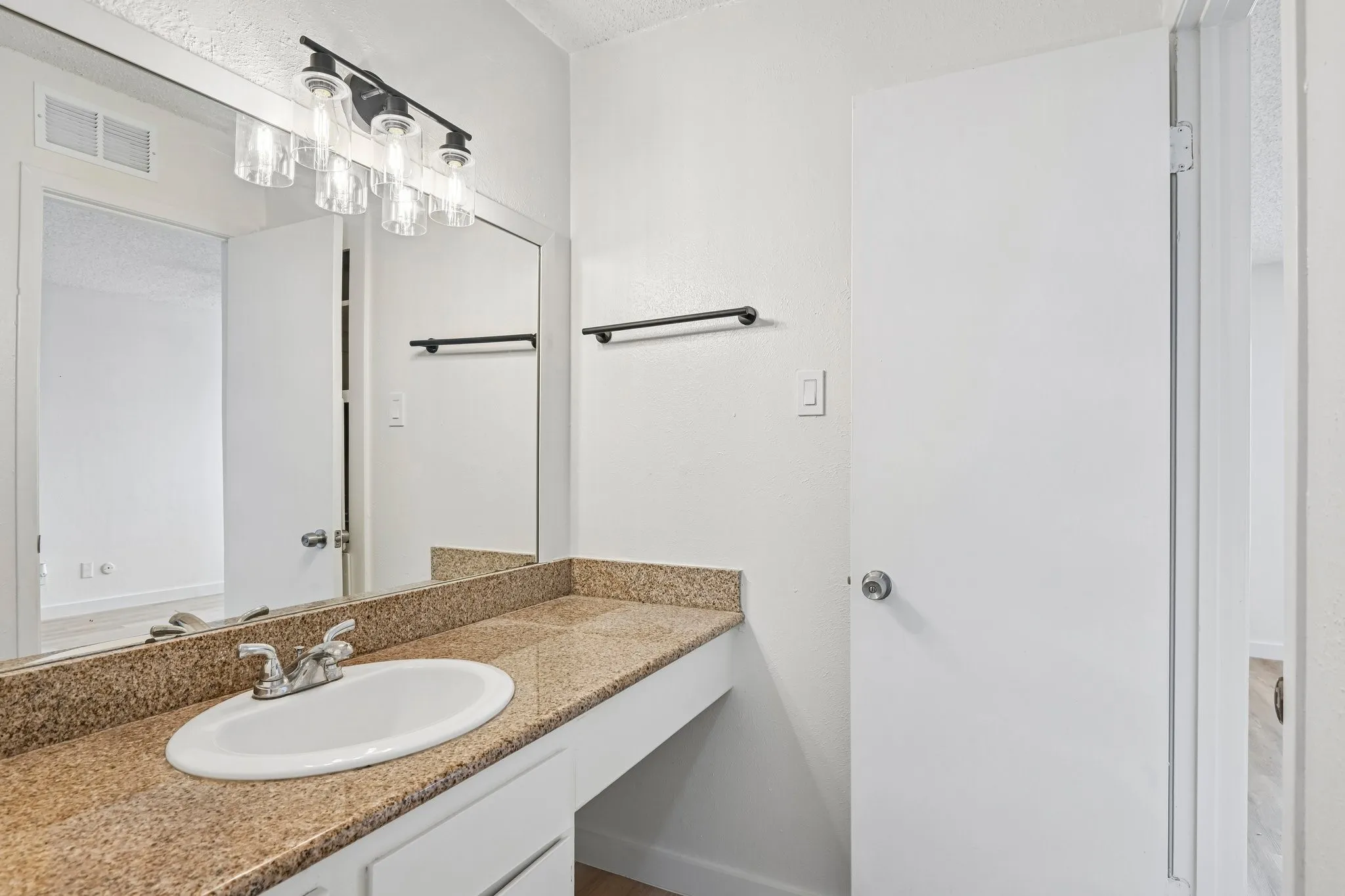 Condominium For Sale in Dallas County , 5300 Keller Springs Road 2055, Dallas, Texas 75248, 2 Bedroom, 2 Bathroom, Garage spaces, 915 Sqft, built in 1982, mls#21404189, Real Estate Agent in Dallas, Homes For Sale in Dallas county, Homes For Sale in Dallas, Realtor in Dallas Texas, Real Estate Brokerage Independent Realty Texas, Luminita Cordes Realtor