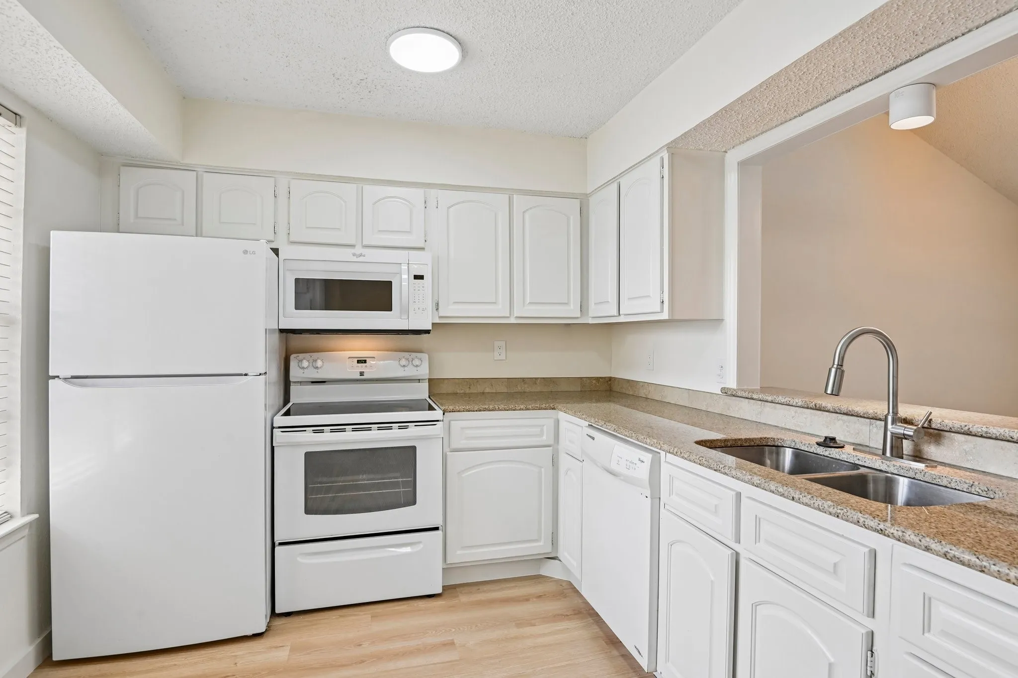 Condominium For Sale in Dallas County , 5300 Keller Springs Road 2055, Dallas, Texas 75248, 2 Bedroom, 2 Bathroom, Garage spaces, 915 Sqft, built in 1982, mls#21404189, Real Estate Agent in Dallas, Homes For Sale in Dallas county, Homes For Sale in Dallas, Realtor in Dallas Texas, Real Estate Brokerage Independent Realty Texas, Luminita Cordes Realtor