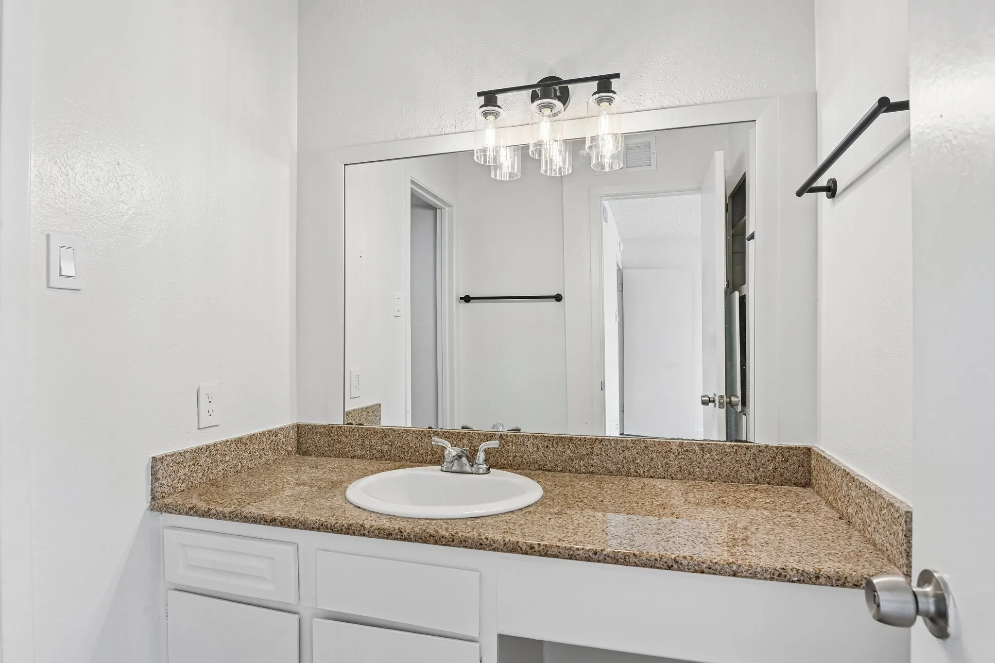 Condominium For Sale in Dallas County , 5300 Keller Springs Road 2055, Dallas, Texas 75248, 2 Bedroom, 2 Bathroom, Garage spaces, 915 Sqft, built in 1982, mls#21404189, Real Estate Agent in Dallas, Homes For Sale in Dallas county, Homes For Sale in Dallas, Realtor in Dallas Texas, Real Estate Brokerage Independent Realty Texas, Luminita Cordes Realtor