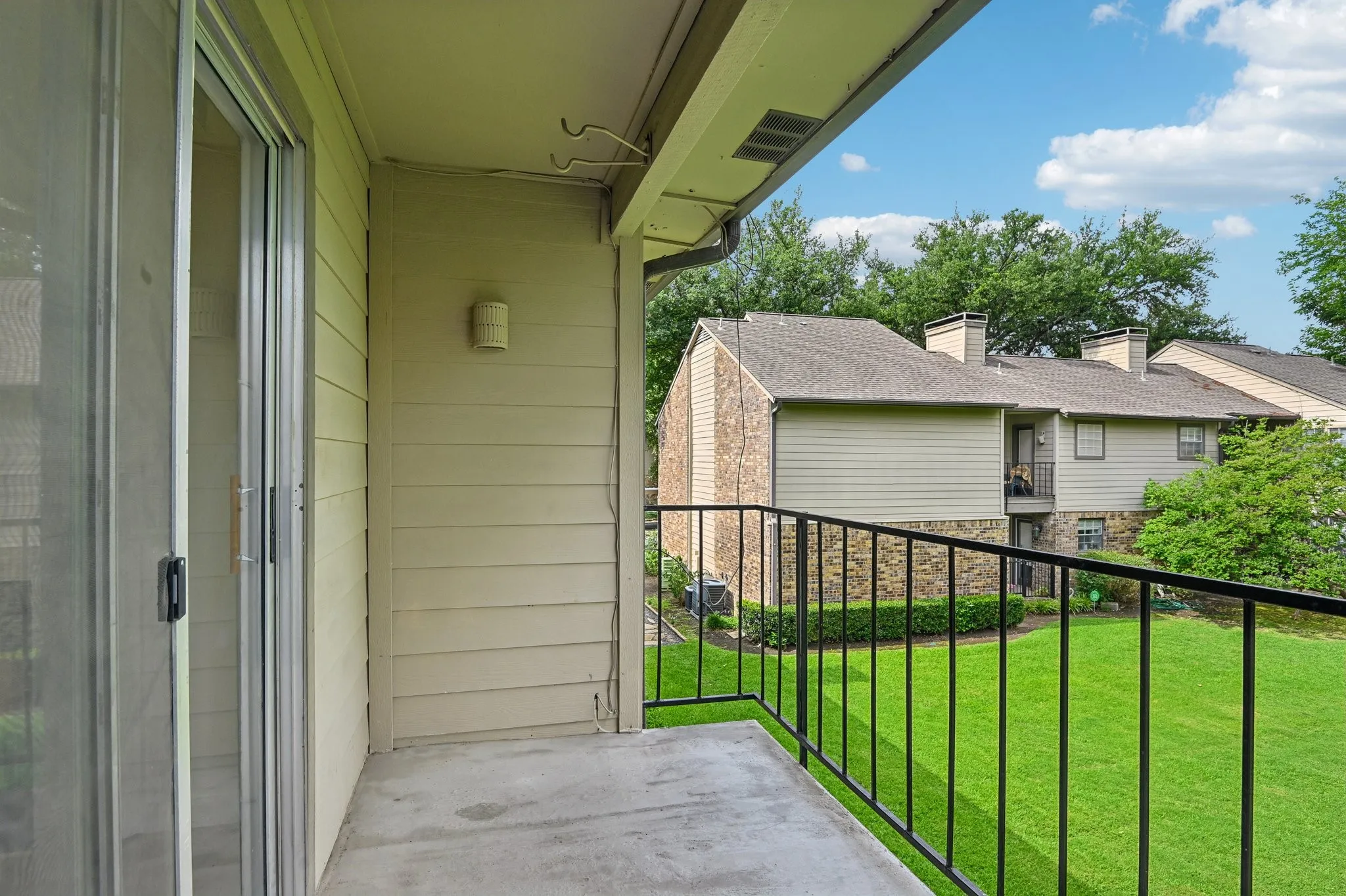 Condominium For Sale in Dallas County , 5300 Keller Springs Road 2055, Dallas, Texas 75248, 2 Bedroom, 2 Bathroom, Garage spaces, 915 Sqft, built in 1982, mls#21404189, Real Estate Agent in Dallas, Homes For Sale in Dallas county, Homes For Sale in Dallas, Realtor in Dallas Texas, Real Estate Brokerage Independent Realty Texas, Luminita Cordes Realtor