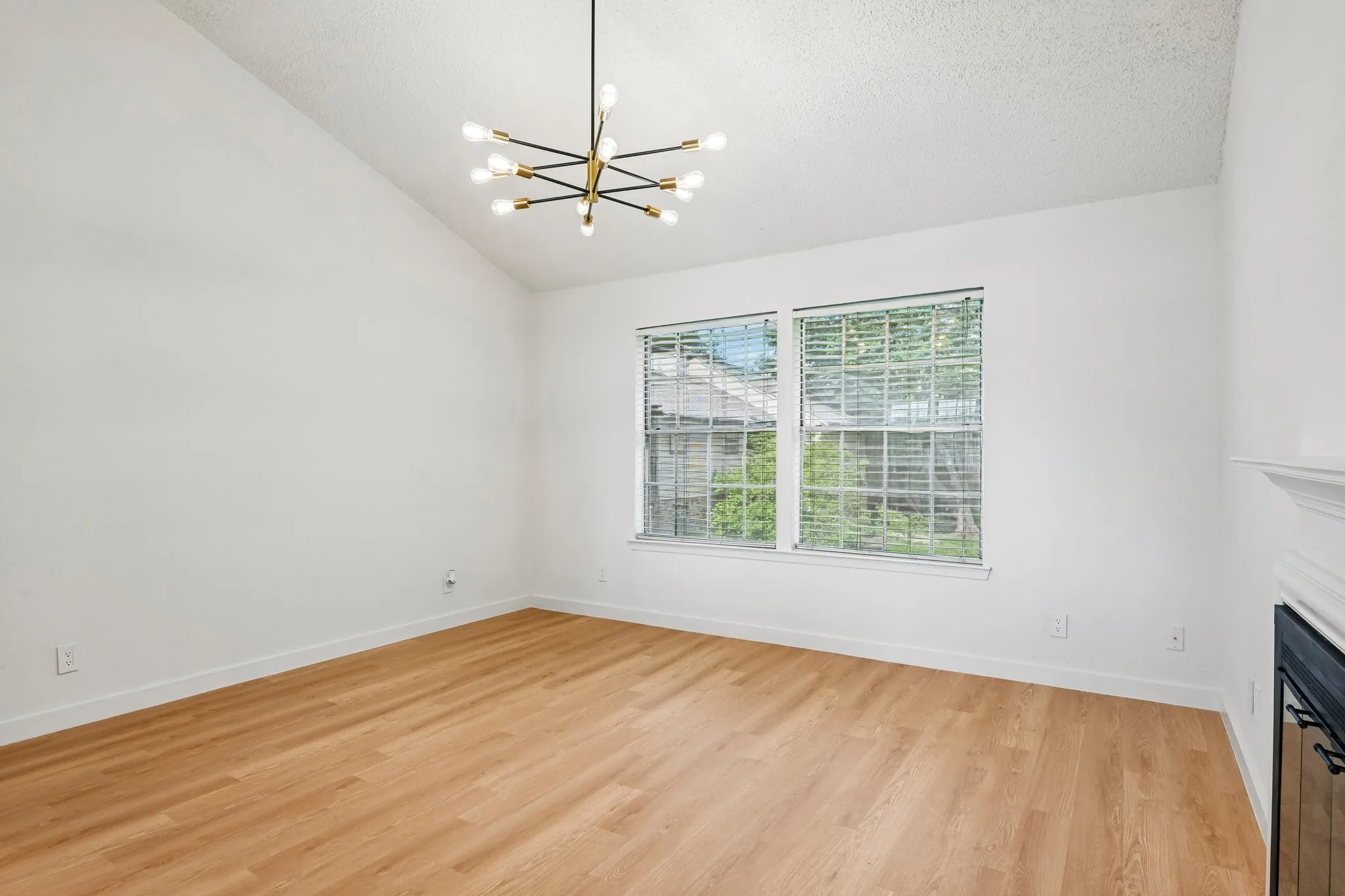 Condominium For Sale in Dallas County , 5300 Keller Springs Road 2055, Dallas, Texas 75248, 2 Bedroom, 2 Bathroom, Garage spaces, 915 Sqft, built in 1982, mls#21404189, Real Estate Agent in Dallas, Homes For Sale in Dallas county, Homes For Sale in Dallas, Realtor in Dallas Texas, Real Estate Brokerage Independent Realty Texas, Luminita Cordes Realtor