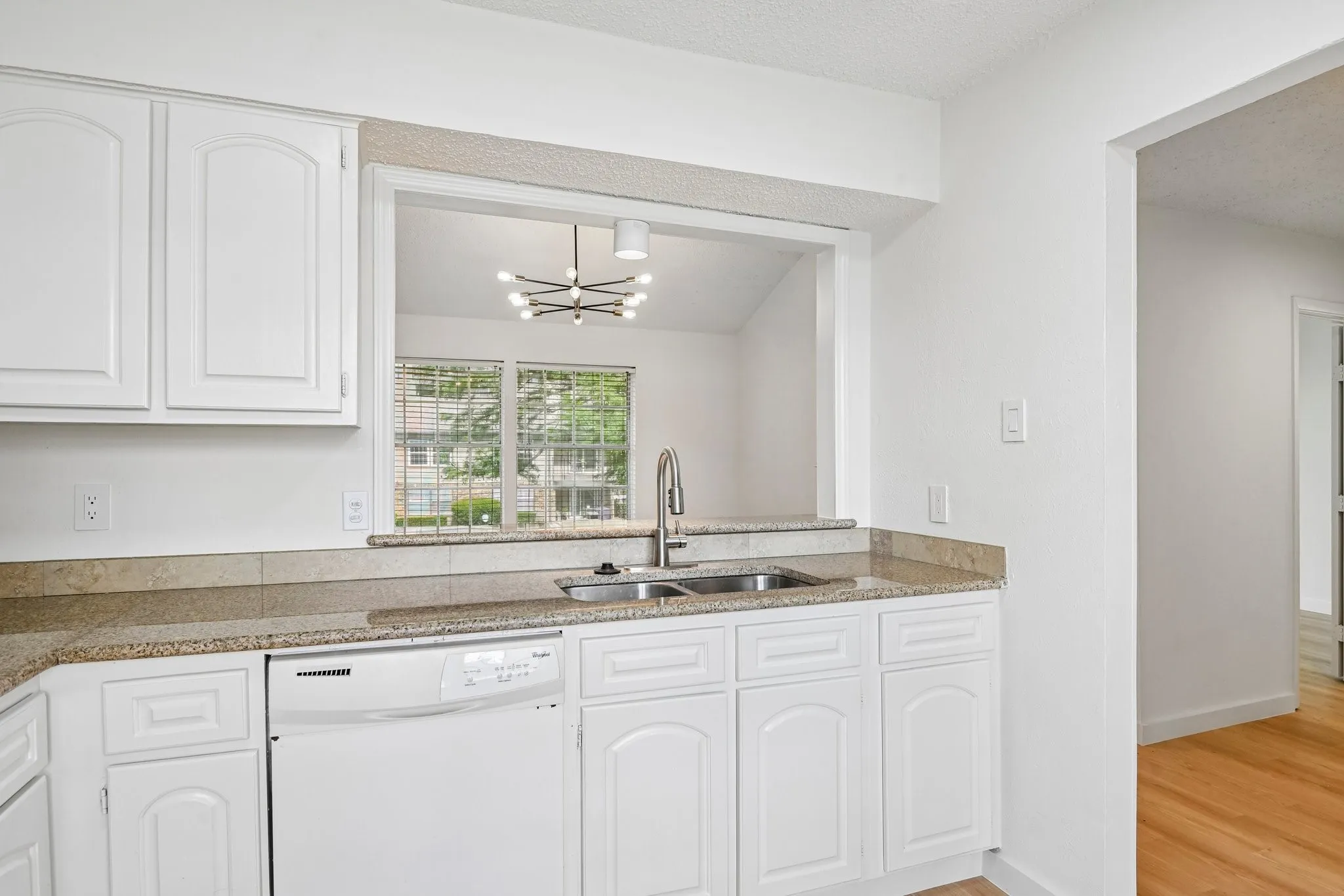 Condominium For Sale in Dallas County , 5300 Keller Springs Road 2055, Dallas, Texas 75248, 2 Bedroom, 2 Bathroom, Garage spaces, 915 Sqft, built in 1982, mls#21404189, Real Estate Agent in Dallas, Homes For Sale in Dallas county, Homes For Sale in Dallas, Realtor in Dallas Texas, Real Estate Brokerage Independent Realty Texas, Luminita Cordes Realtor