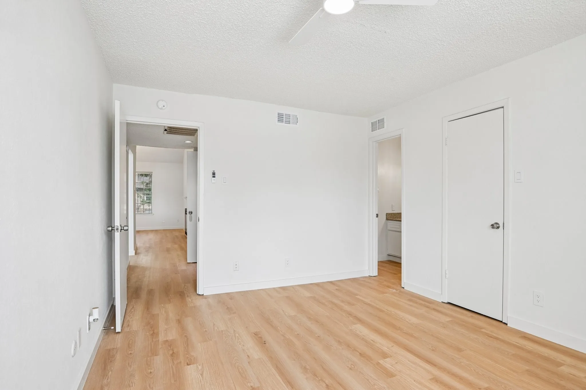 Condominium For Sale in Dallas County , 5300 Keller Springs Road 2055, Dallas, Texas 75248, 2 Bedroom, 2 Bathroom, Garage spaces, 915 Sqft, built in 1982, mls#21404189, Real Estate Agent in Dallas, Homes For Sale in Dallas county, Homes For Sale in Dallas, Realtor in Dallas Texas, Real Estate Brokerage Independent Realty Texas, Luminita Cordes Realtor