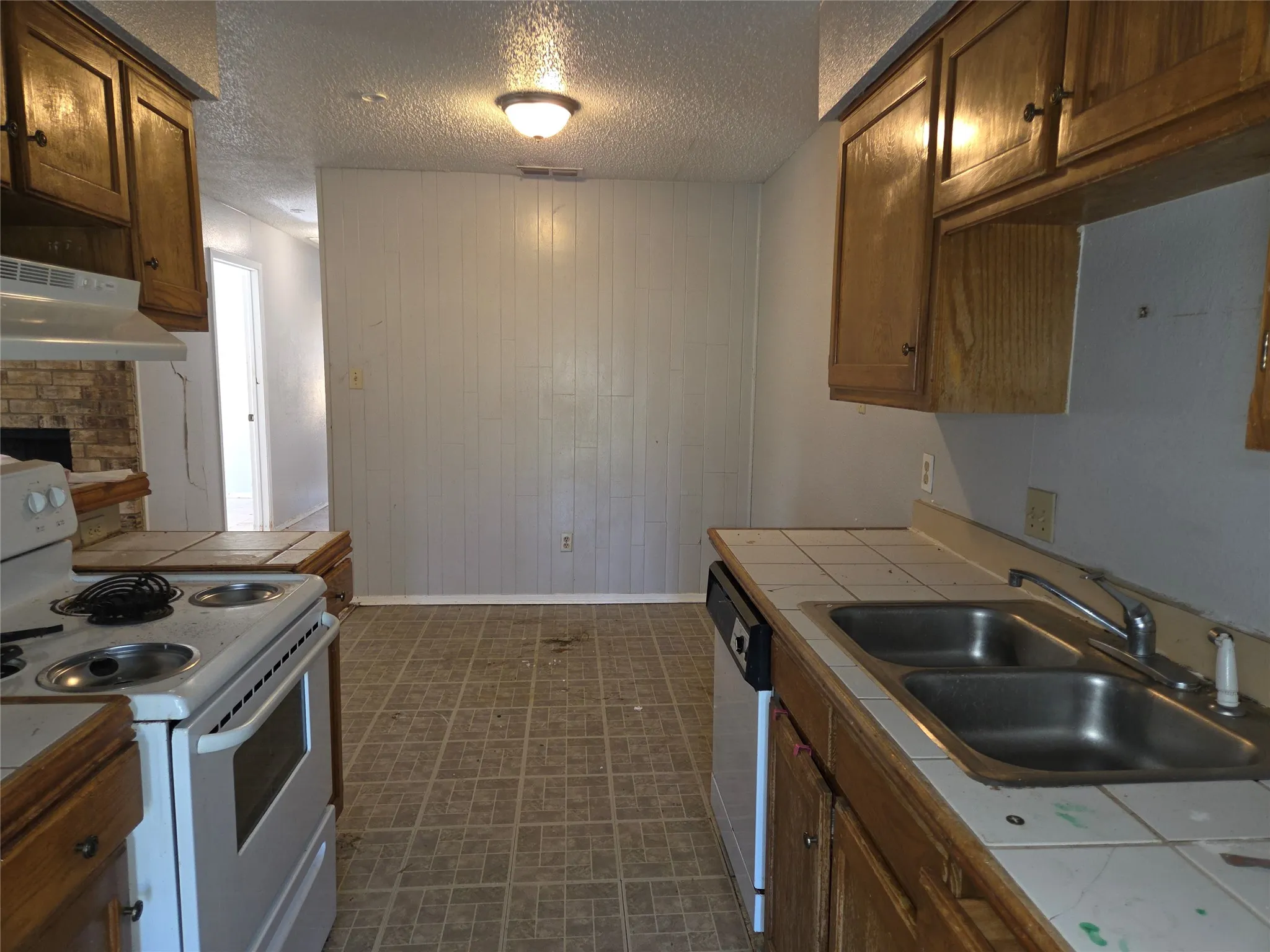 Townhouse For Sale in Tarrant County , 2400 Monte Carlo Drive A, Arlington, Texas 76015, 3 Bedroom, 2 Bathroom, Garage spaces, 1,039 Sqft, built in 1982, mls#21404309, Real Estate Agent in Arlington, Homes For Sale in Tarrant county, Homes For Sale in Arlington, Realtor in Arlington Texas, Real Estate Brokerage Independent Realty Texas, Luminita Cordes Realtor
