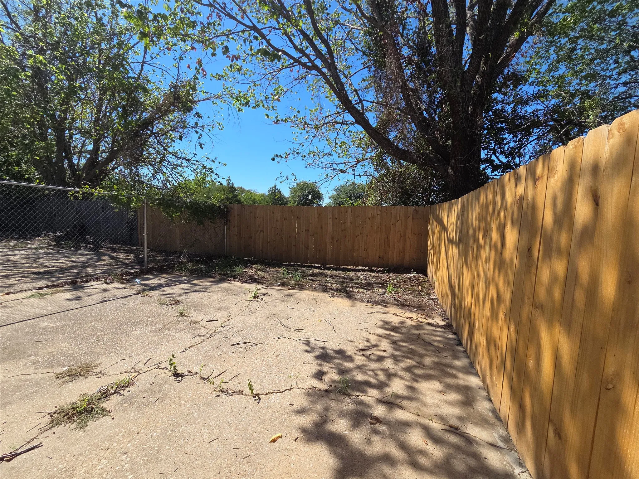 Townhouse For Sale in Tarrant County , 2400 Monte Carlo Drive A, Arlington, Texas 76015, 3 Bedroom, 2 Bathroom, Garage spaces, 1,039 Sqft, built in 1982, mls#21404309, Real Estate Agent in Arlington, Homes For Sale in Tarrant county, Homes For Sale in Arlington, Realtor in Arlington Texas, Real Estate Brokerage Independent Realty Texas, Luminita Cordes Realtor