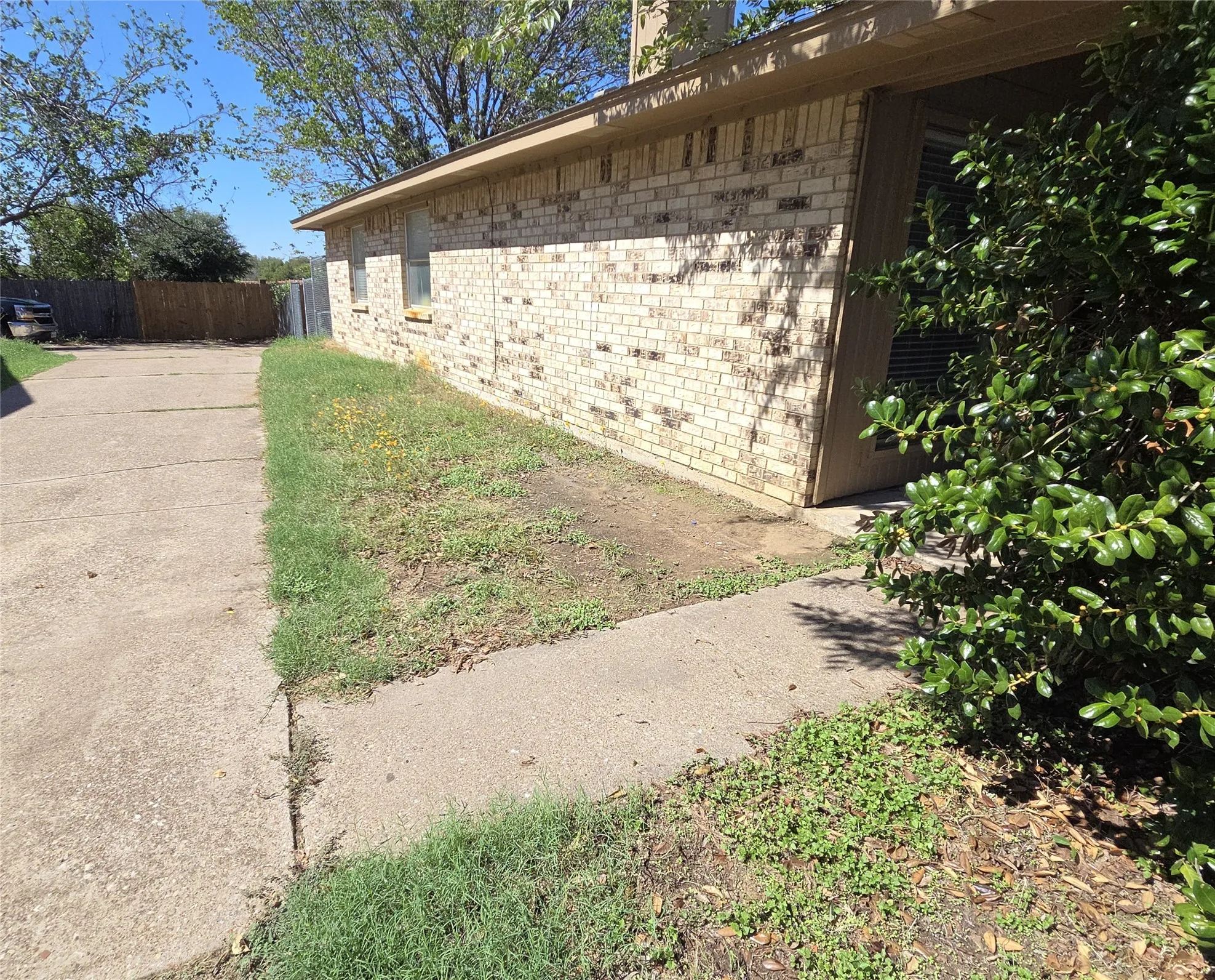 Townhouse For Sale in Tarrant County , 2400 Monte Carlo Drive A, Arlington, Texas 76015, 3 Bedroom, 2 Bathroom, Garage spaces, 1,039 Sqft, built in 1982, mls#21404309, Real Estate Agent in Arlington, Homes For Sale in Tarrant county, Homes For Sale in Arlington, Realtor in Arlington Texas, Real Estate Brokerage Independent Realty Texas, Luminita Cordes Realtor