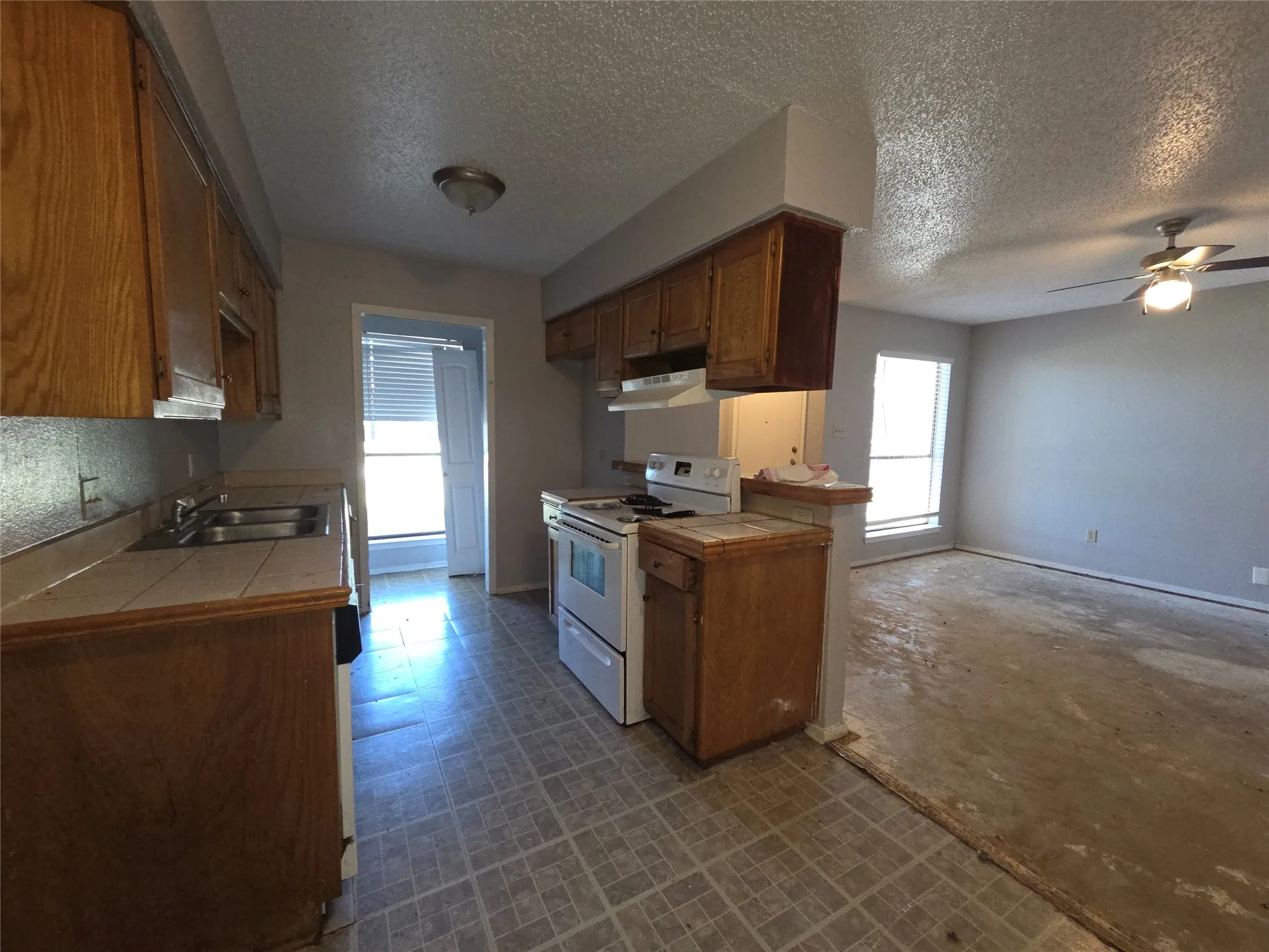 Townhouse For Sale in Tarrant County , 2400 Monte Carlo Drive A, Arlington, Texas 76015, 3 Bedroom, 2 Bathroom, Garage spaces, 1,039 Sqft, built in 1982, mls#21404309, Real Estate Agent in Arlington, Homes For Sale in Tarrant county, Homes For Sale in Arlington, Realtor in Arlington Texas, Real Estate Brokerage Independent Realty Texas, Luminita Cordes Realtor