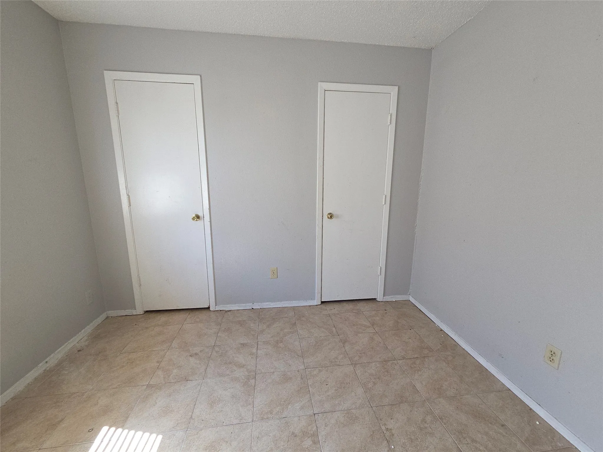 Townhouse For Sale in Tarrant County , 2400 Monte Carlo Drive A, Arlington, Texas 76015, 3 Bedroom, 2 Bathroom, Garage spaces, 1,039 Sqft, built in 1982, mls#21404309, Real Estate Agent in Arlington, Homes For Sale in Tarrant county, Homes For Sale in Arlington, Realtor in Arlington Texas, Real Estate Brokerage Independent Realty Texas, Luminita Cordes Realtor