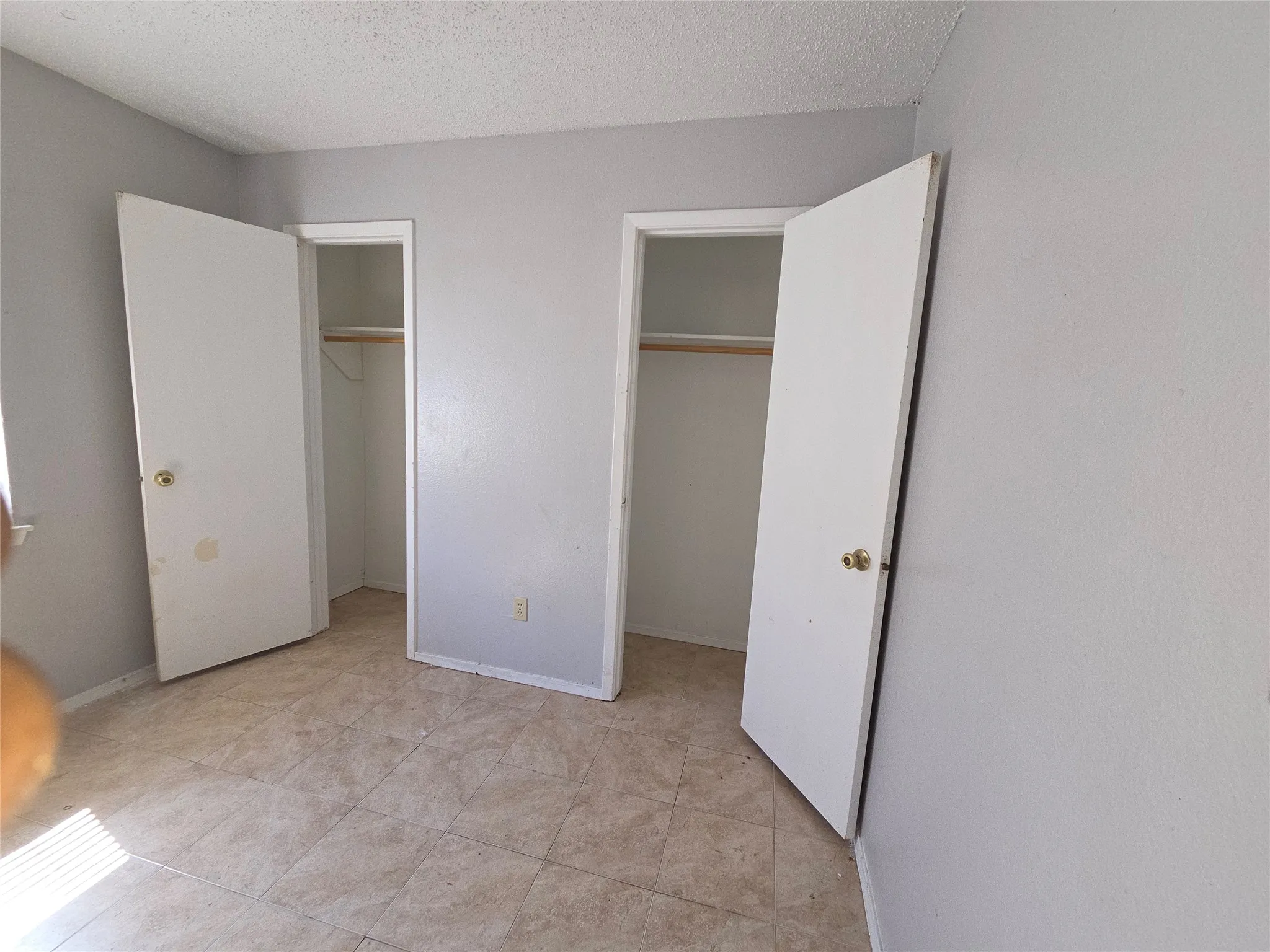 Townhouse For Sale in Tarrant County , 2400 Monte Carlo Drive A, Arlington, Texas 76015, 3 Bedroom, 2 Bathroom, Garage spaces, 1,039 Sqft, built in 1982, mls#21404309, Real Estate Agent in Arlington, Homes For Sale in Tarrant county, Homes For Sale in Arlington, Realtor in Arlington Texas, Real Estate Brokerage Independent Realty Texas, Luminita Cordes Realtor