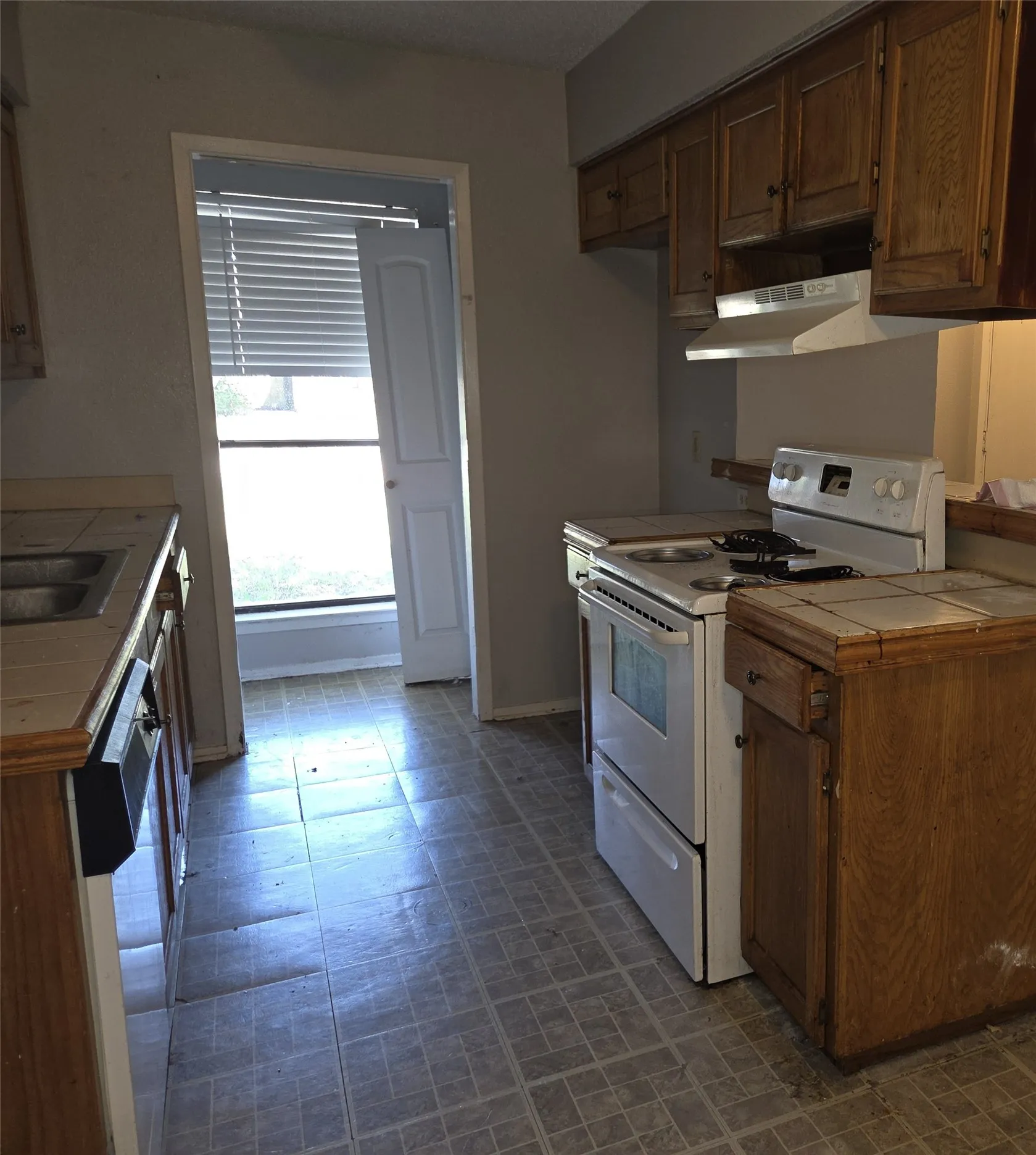Townhouse For Sale in Tarrant County , 2400 Monte Carlo Drive A, Arlington, Texas 76015, 3 Bedroom, 2 Bathroom, Garage spaces, 1,039 Sqft, built in 1982, mls#21404309, Real Estate Agent in Arlington, Homes For Sale in Tarrant county, Homes For Sale in Arlington, Realtor in Arlington Texas, Real Estate Brokerage Independent Realty Texas, Luminita Cordes Realtor
