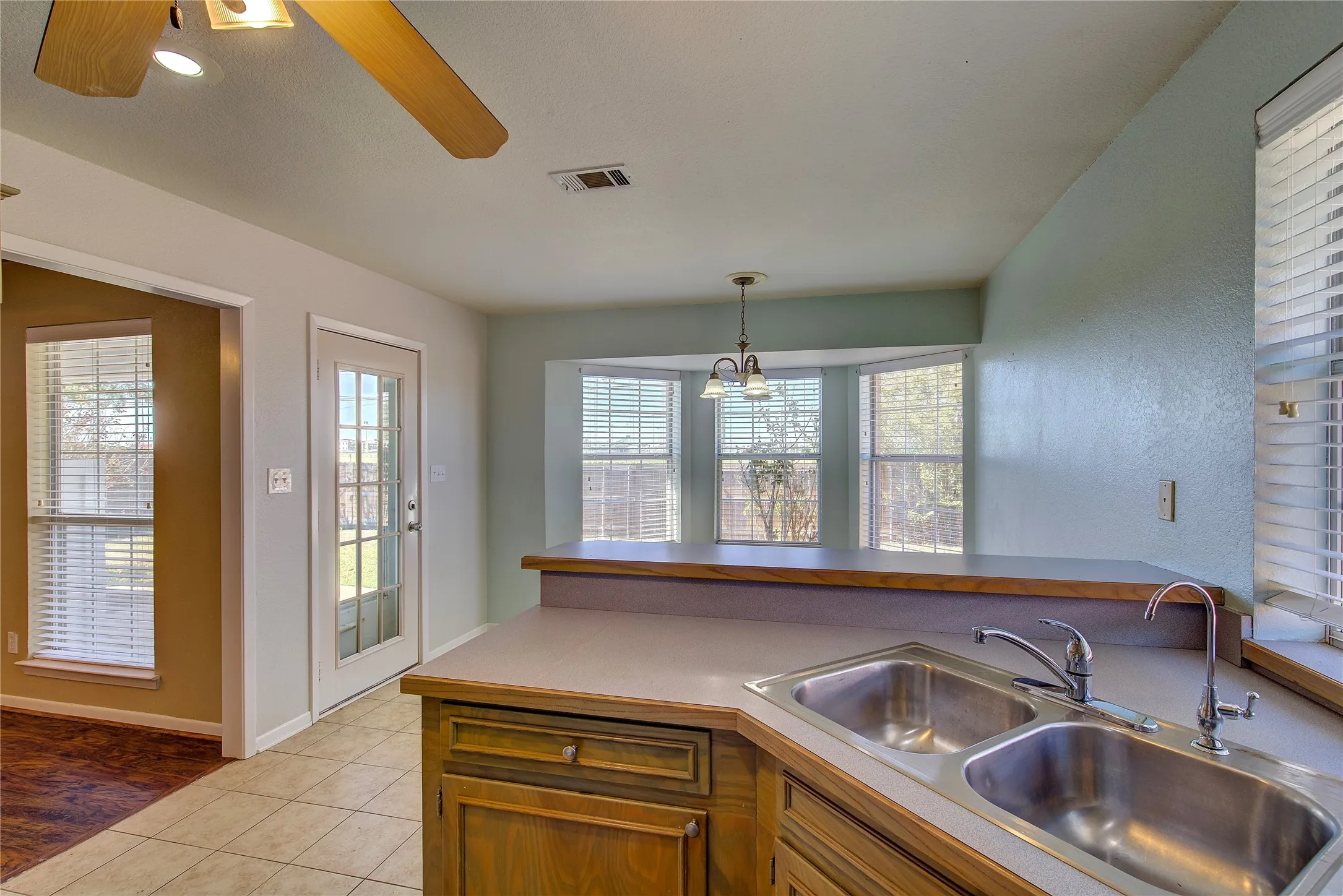 Single Family Residence For Sale in Hunt County , 6910 Sayle Street, Greenville, Texas 75402, 3 Bedroom, 2 Bathroom, 2 Garage spaces, 1,480 Sqft, built in 1999, mls#21403385, Real Estate Agent in Greenville, Homes For Sale in Hunt county, Homes For Sale in Greenville, Realtor in Greenville Texas, Real Estate Brokerage Independent Realty Texas, Luminita Cordes Realtor