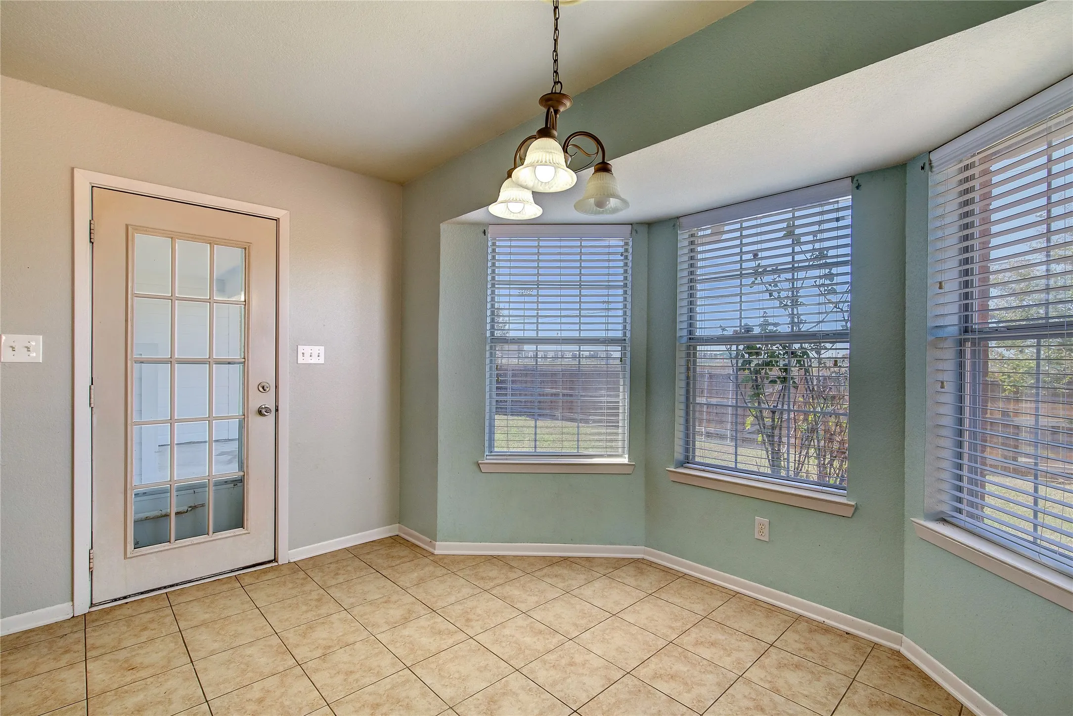 Single Family Residence For Sale in Hunt County , 6910 Sayle Street, Greenville, Texas 75402, 3 Bedroom, 2 Bathroom, 2 Garage spaces, 1,480 Sqft, built in 1999, mls#21403385, Real Estate Agent in Greenville, Homes For Sale in Hunt county, Homes For Sale in Greenville, Realtor in Greenville Texas, Real Estate Brokerage Independent Realty Texas, Luminita Cordes Realtor