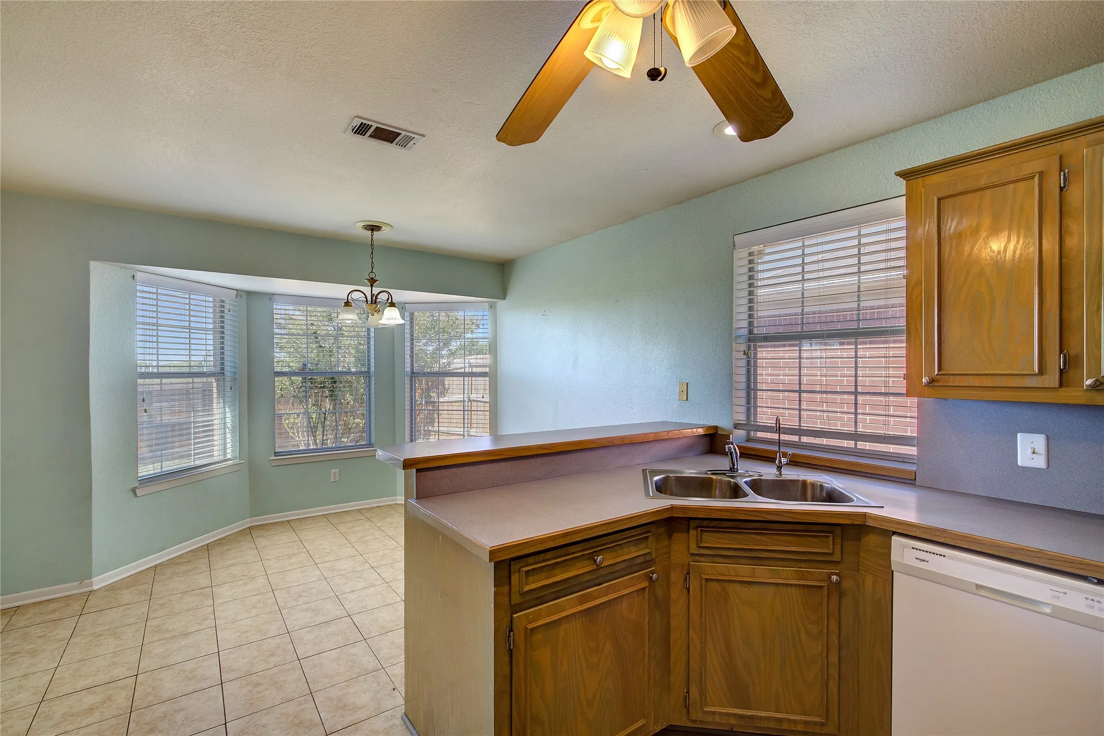 Single Family Residence For Sale in Hunt County , 6910 Sayle Street, Greenville, Texas 75402, 3 Bedroom, 2 Bathroom, 2 Garage spaces, 1,480 Sqft, built in 1999, mls#21403385, Real Estate Agent in Greenville, Homes For Sale in Hunt county, Homes For Sale in Greenville, Realtor in Greenville Texas, Real Estate Brokerage Independent Realty Texas, Luminita Cordes Realtor
