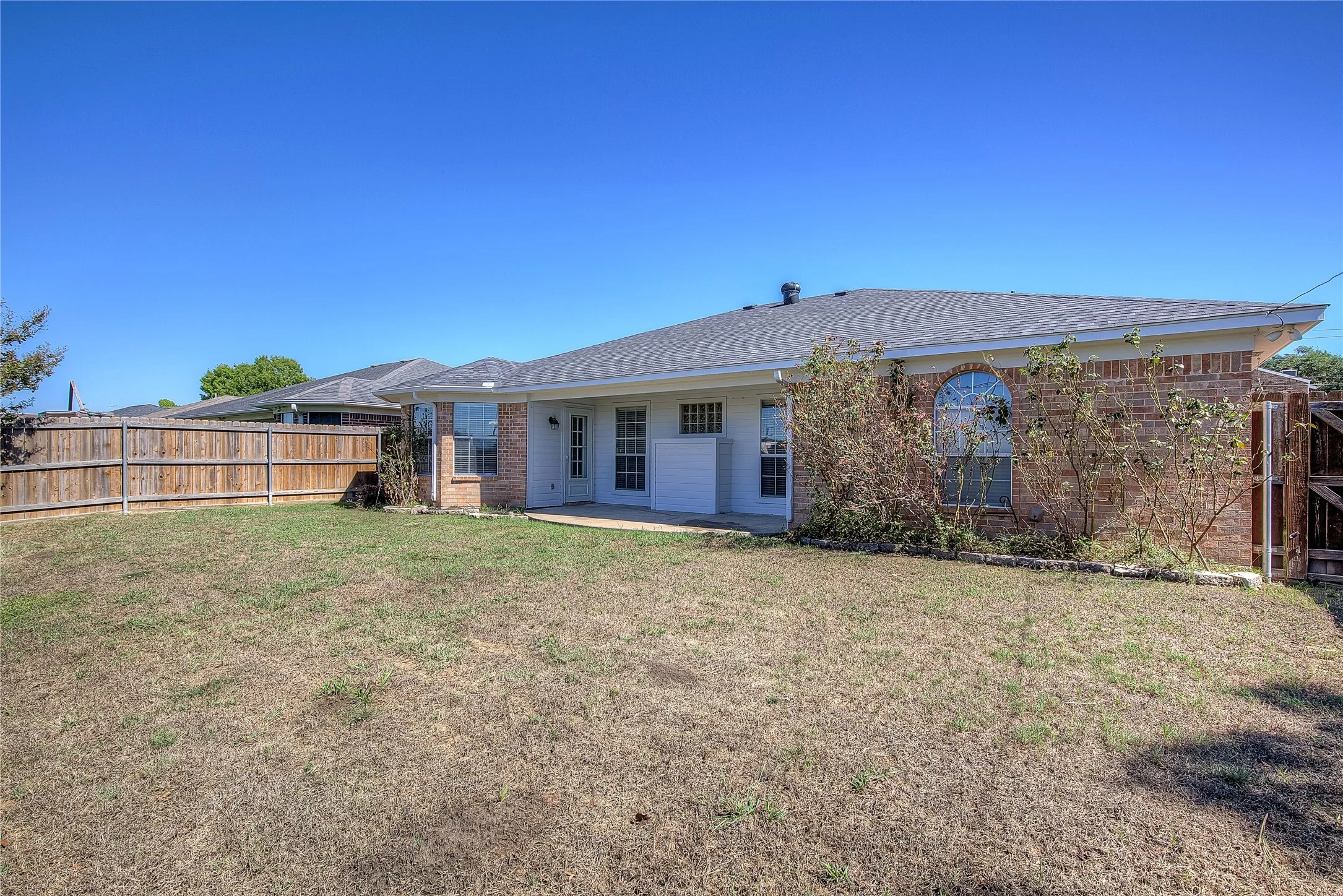 Single Family Residence For Sale in Hunt County , 6910 Sayle Street, Greenville, Texas 75402, 3 Bedroom, 2 Bathroom, 2 Garage spaces, 1,480 Sqft, built in 1999, mls#21403385, Real Estate Agent in Greenville, Homes For Sale in Hunt county, Homes For Sale in Greenville, Realtor in Greenville Texas, Real Estate Brokerage Independent Realty Texas, Luminita Cordes Realtor
