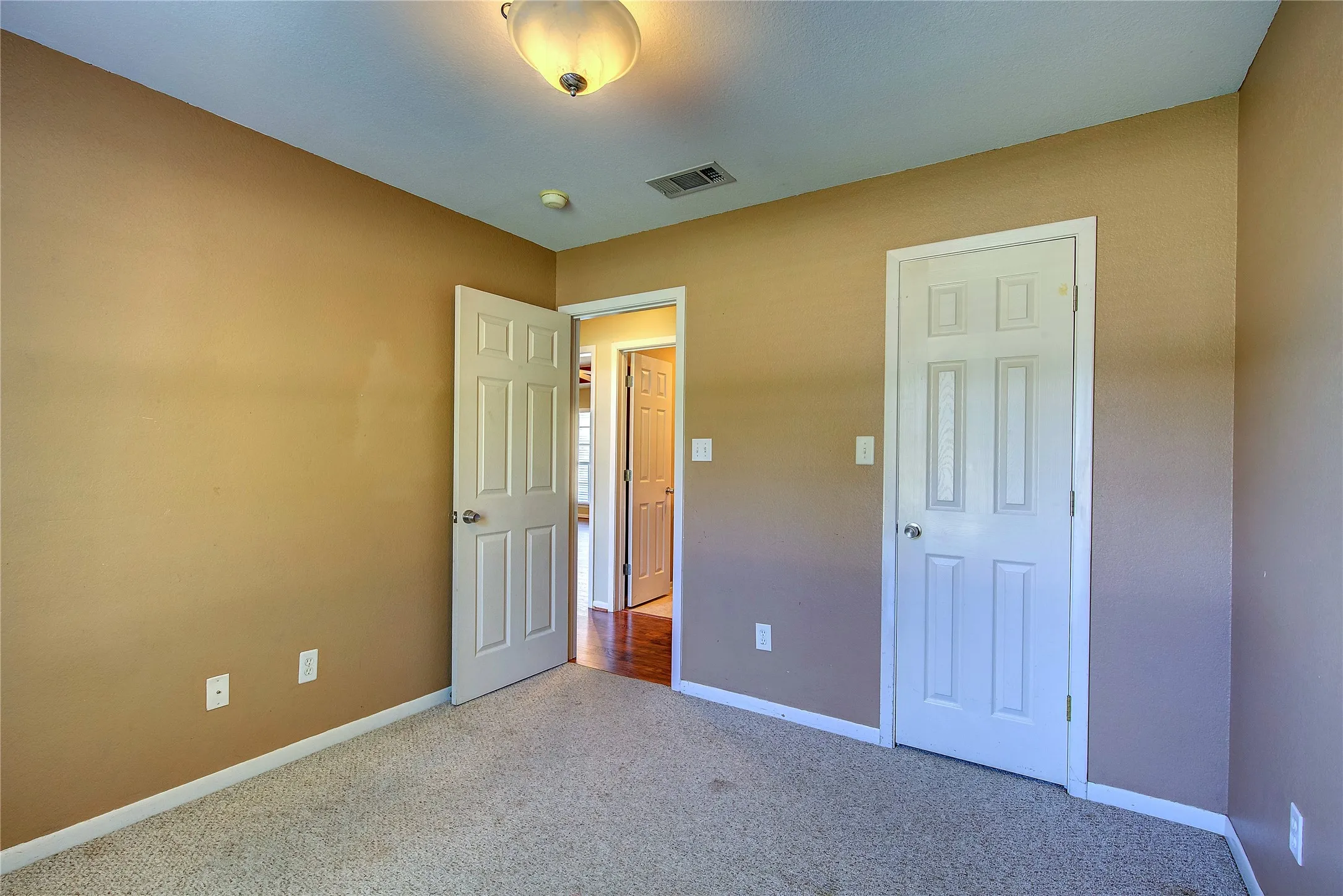 Single Family Residence For Sale in Hunt County , 6910 Sayle Street, Greenville, Texas 75402, 3 Bedroom, 2 Bathroom, 2 Garage spaces, 1,480 Sqft, built in 1999, mls#21403385, Real Estate Agent in Greenville, Homes For Sale in Hunt county, Homes For Sale in Greenville, Realtor in Greenville Texas, Real Estate Brokerage Independent Realty Texas, Luminita Cordes Realtor