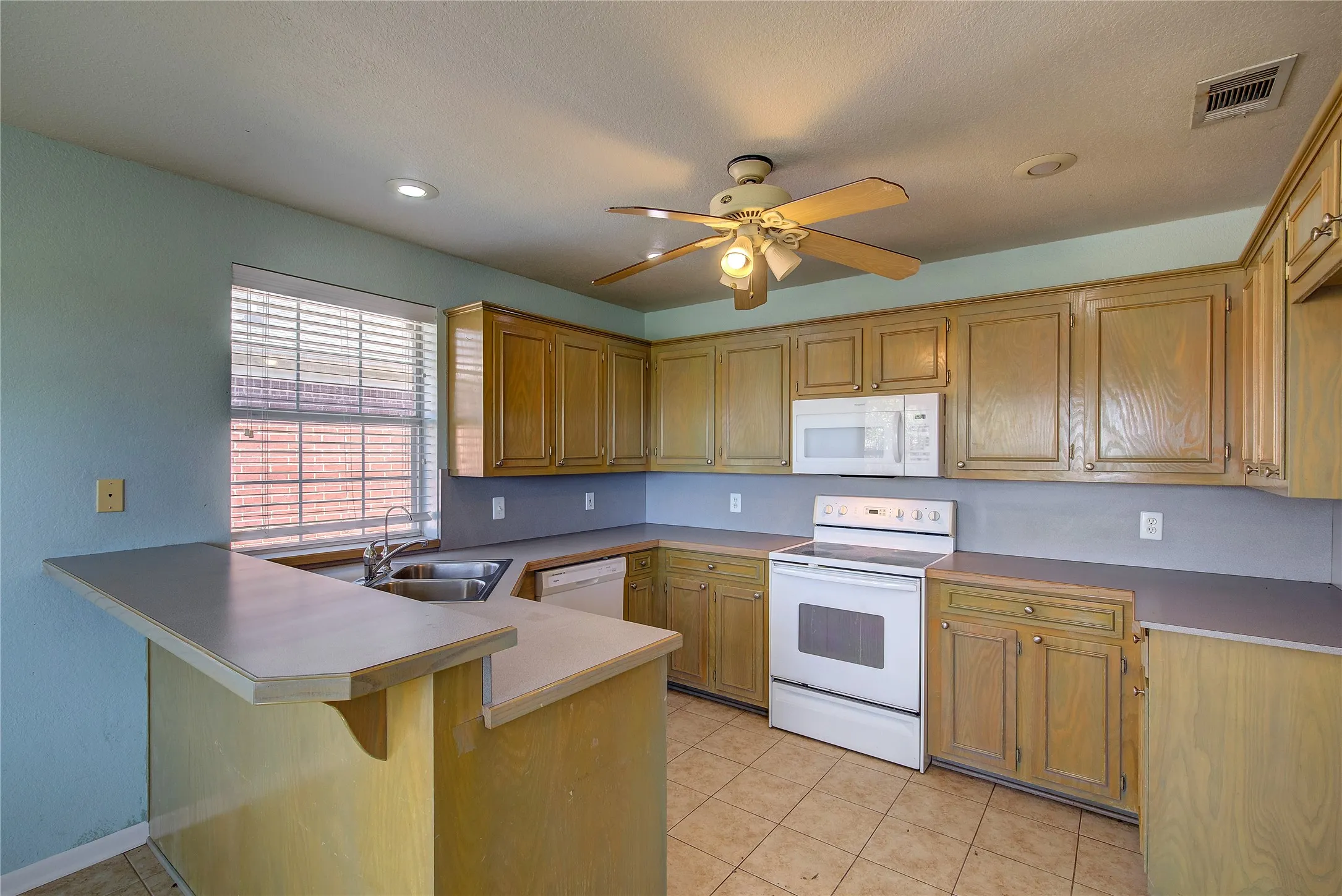 Single Family Residence For Sale in Hunt County , 6910 Sayle Street, Greenville, Texas 75402, 3 Bedroom, 2 Bathroom, 2 Garage spaces, 1,480 Sqft, built in 1999, mls#21403385, Real Estate Agent in Greenville, Homes For Sale in Hunt county, Homes For Sale in Greenville, Realtor in Greenville Texas, Real Estate Brokerage Independent Realty Texas, Luminita Cordes Realtor