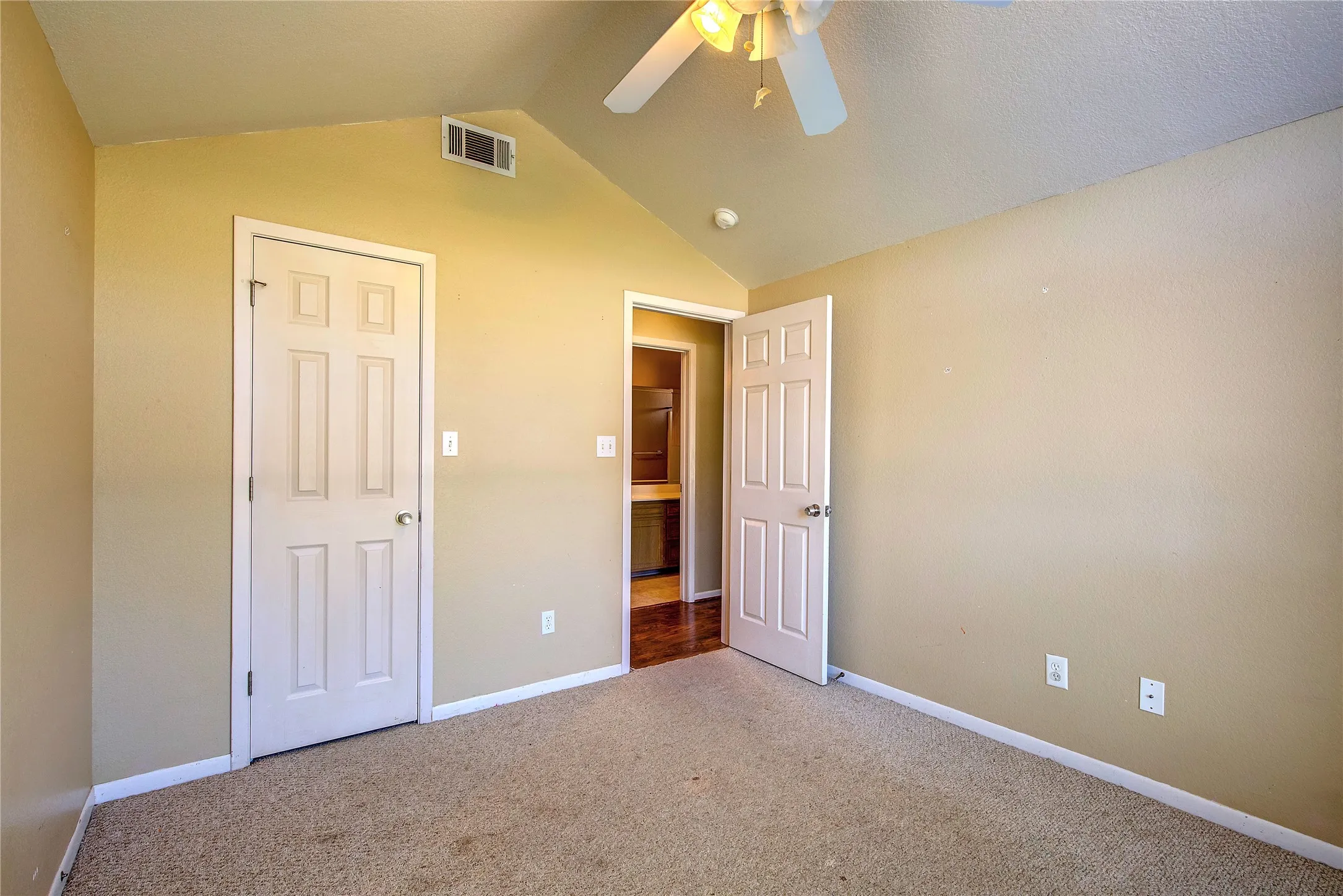 Single Family Residence For Sale in Hunt County , 6910 Sayle Street, Greenville, Texas 75402, 3 Bedroom, 2 Bathroom, 2 Garage spaces, 1,480 Sqft, built in 1999, mls#21403385, Real Estate Agent in Greenville, Homes For Sale in Hunt county, Homes For Sale in Greenville, Realtor in Greenville Texas, Real Estate Brokerage Independent Realty Texas, Luminita Cordes Realtor