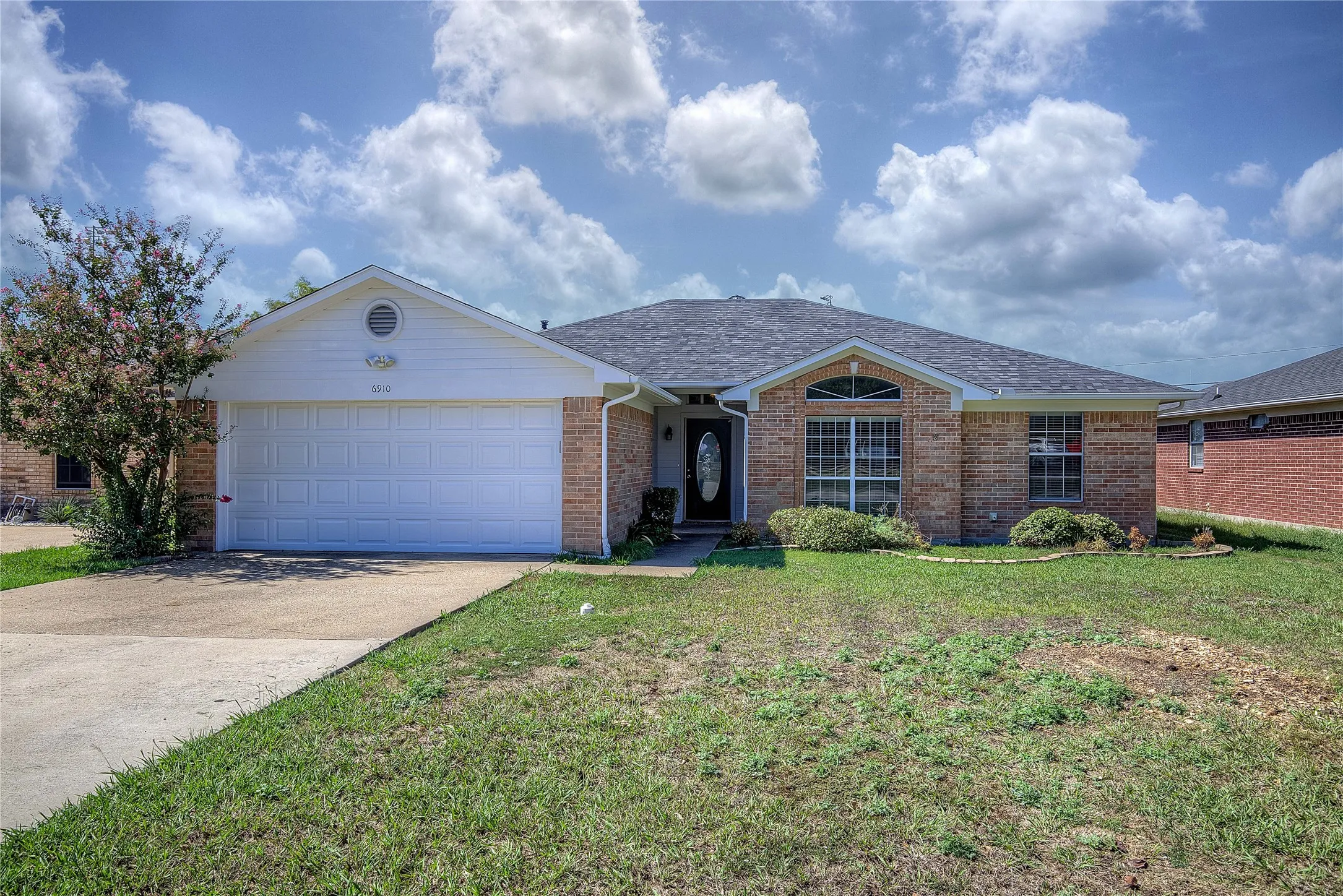 Single Family Residence For Sale in Hunt County , 6910 Sayle Street, Greenville, Texas 75402, 3 Bedroom, 2 Bathroom, 2 Garage spaces, 1,480 Sqft, built in 1999, mls#21403385, Real Estate Agent in Greenville, Homes For Sale in Hunt county, Homes For Sale in Greenville, Realtor in Greenville Texas, Real Estate Brokerage Independent Realty Texas, Luminita Cordes Realtor