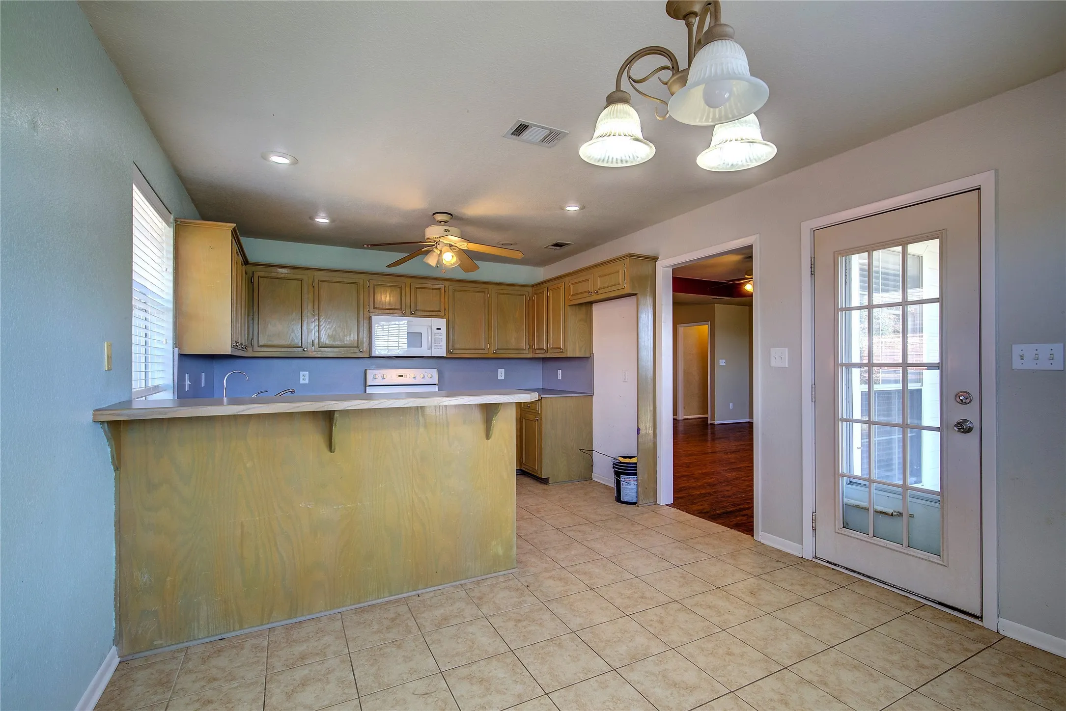 Single Family Residence For Sale in Hunt County , 6910 Sayle Street, Greenville, Texas 75402, 3 Bedroom, 2 Bathroom, 2 Garage spaces, 1,480 Sqft, built in 1999, mls#21403385, Real Estate Agent in Greenville, Homes For Sale in Hunt county, Homes For Sale in Greenville, Realtor in Greenville Texas, Real Estate Brokerage Independent Realty Texas, Luminita Cordes Realtor