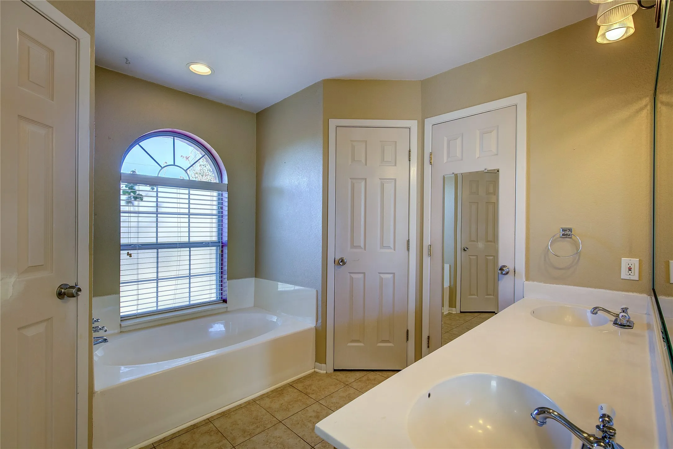 Single Family Residence For Sale in Hunt County , 6910 Sayle Street, Greenville, Texas 75402, 3 Bedroom, 2 Bathroom, 2 Garage spaces, 1,480 Sqft, built in 1999, mls#21403385, Real Estate Agent in Greenville, Homes For Sale in Hunt county, Homes For Sale in Greenville, Realtor in Greenville Texas, Real Estate Brokerage Independent Realty Texas, Luminita Cordes Realtor