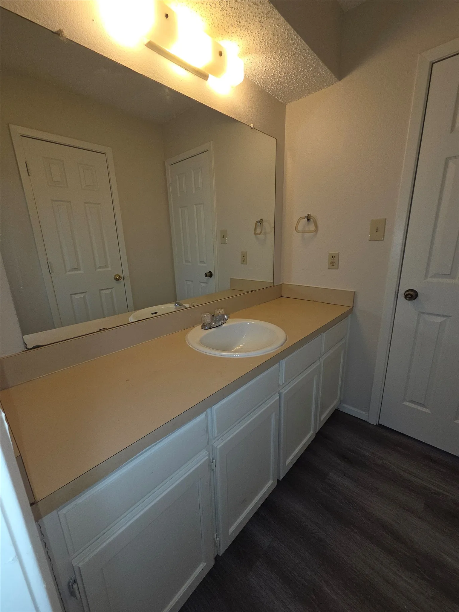 Townhouse For Sale in Tarrant County , 2400 Monte Carlo Drive B, Arlington, Texas 76015, 3 Bedroom, 2 Bathroom, Garage spaces, 1,039 Sqft, built in 1982, mls#21404314, Real Estate Agent in Arlington, Homes For Sale in Tarrant county, Homes For Sale in Arlington, Realtor in Arlington Texas, Real Estate Brokerage Independent Realty Texas, Luminita Cordes Realtor
