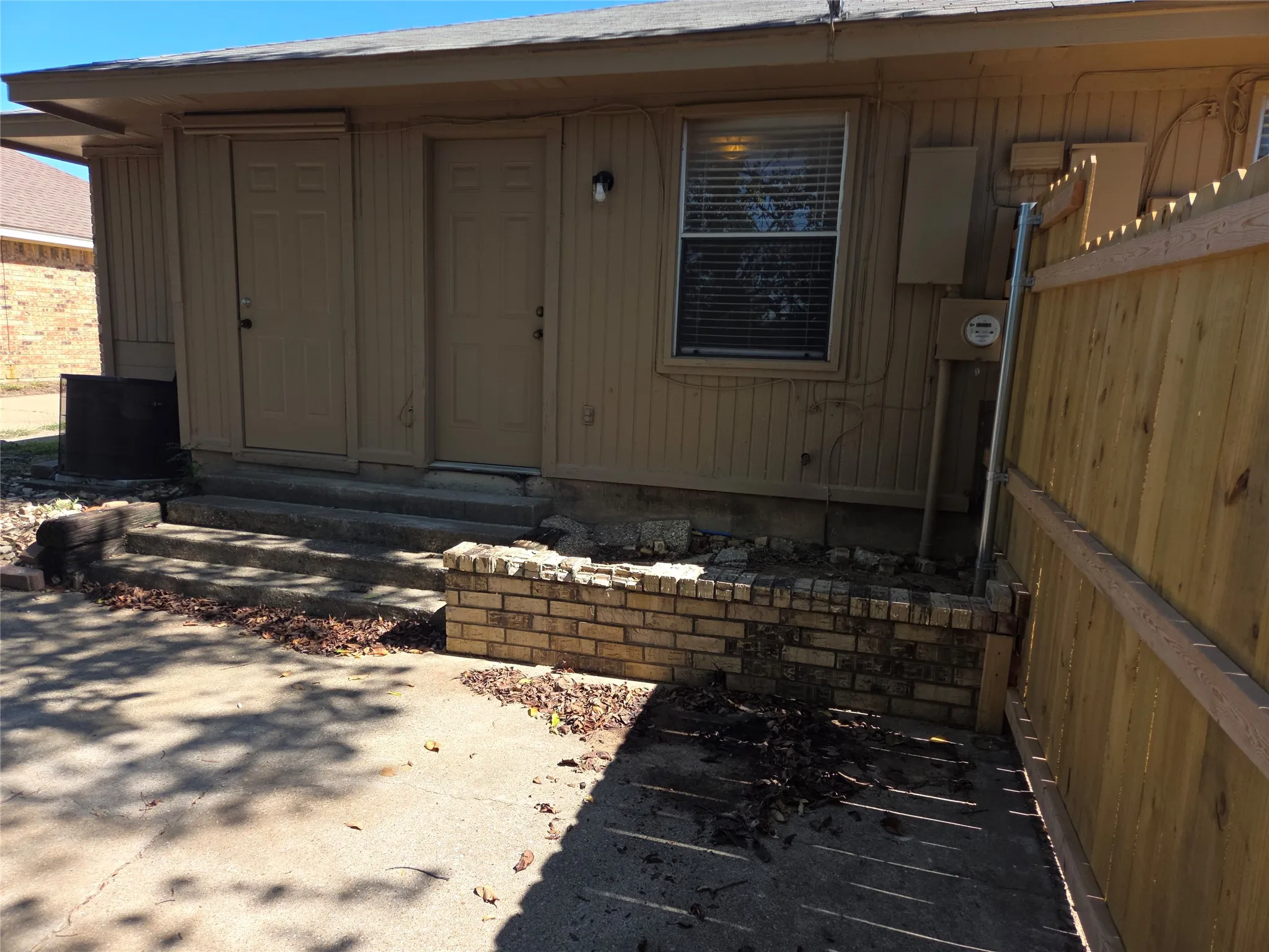 Townhouse For Sale in Tarrant County , 2400 Monte Carlo Drive B, Arlington, Texas 76015, 3 Bedroom, 2 Bathroom, Garage spaces, 1,039 Sqft, built in 1982, mls#21404314, Real Estate Agent in Arlington, Homes For Sale in Tarrant county, Homes For Sale in Arlington, Realtor in Arlington Texas, Real Estate Brokerage Independent Realty Texas, Luminita Cordes Realtor