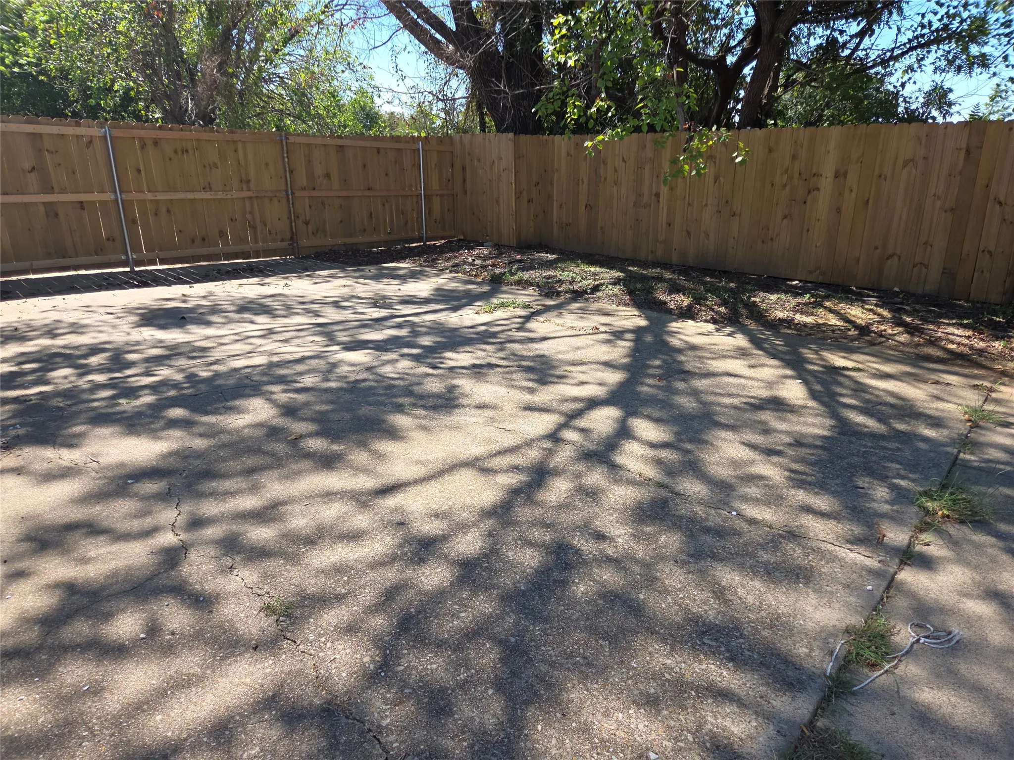 Townhouse For Sale in Tarrant County , 2400 Monte Carlo Drive B, Arlington, Texas 76015, 3 Bedroom, 2 Bathroom, Garage spaces, 1,039 Sqft, built in 1982, mls#21404314, Real Estate Agent in Arlington, Homes For Sale in Tarrant county, Homes For Sale in Arlington, Realtor in Arlington Texas, Real Estate Brokerage Independent Realty Texas, Luminita Cordes Realtor