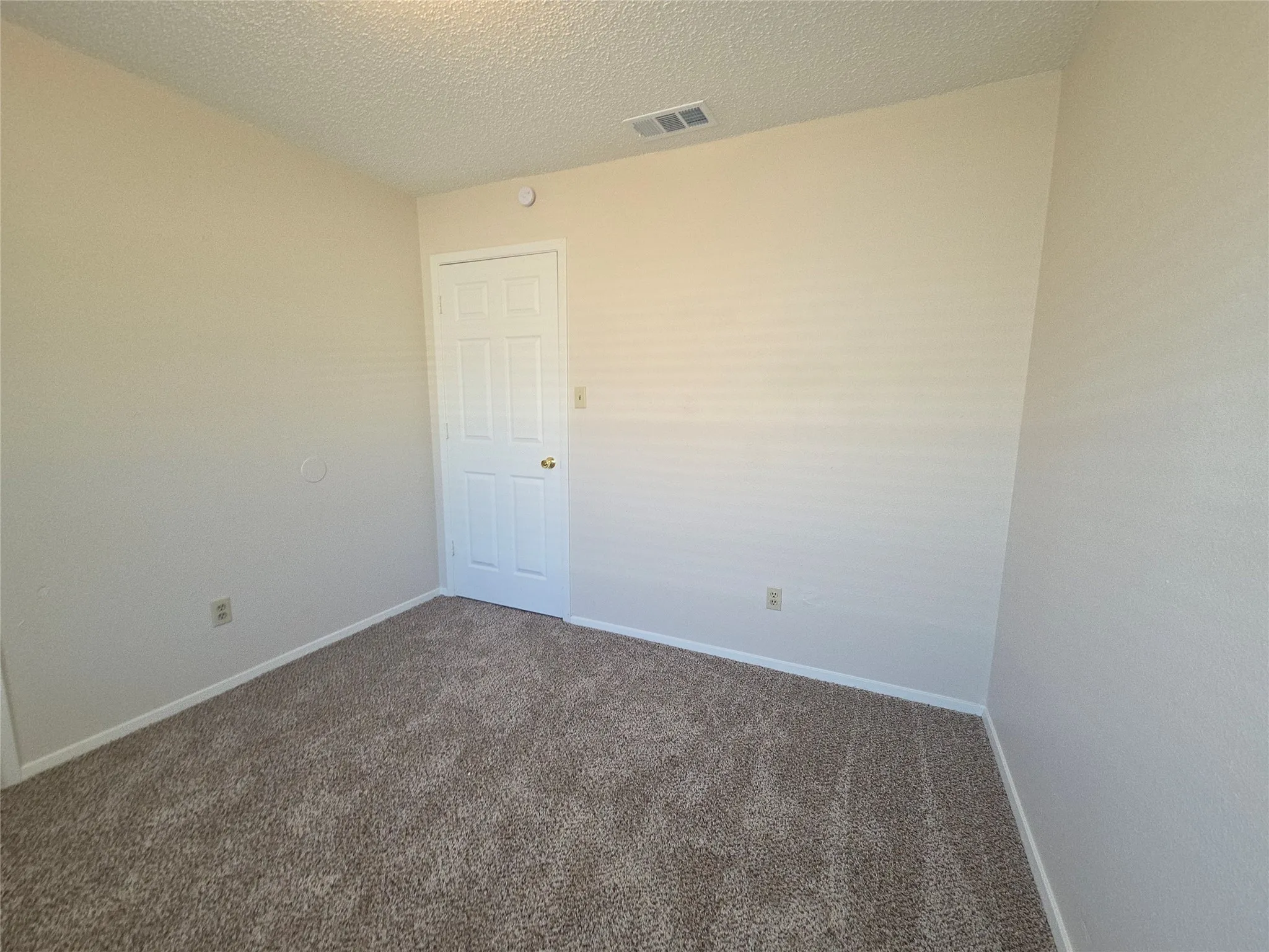 Townhouse For Sale in Tarrant County , 2400 Monte Carlo Drive B, Arlington, Texas 76015, 3 Bedroom, 2 Bathroom, Garage spaces, 1,039 Sqft, built in 1982, mls#21404314, Real Estate Agent in Arlington, Homes For Sale in Tarrant county, Homes For Sale in Arlington, Realtor in Arlington Texas, Real Estate Brokerage Independent Realty Texas, Luminita Cordes Realtor
