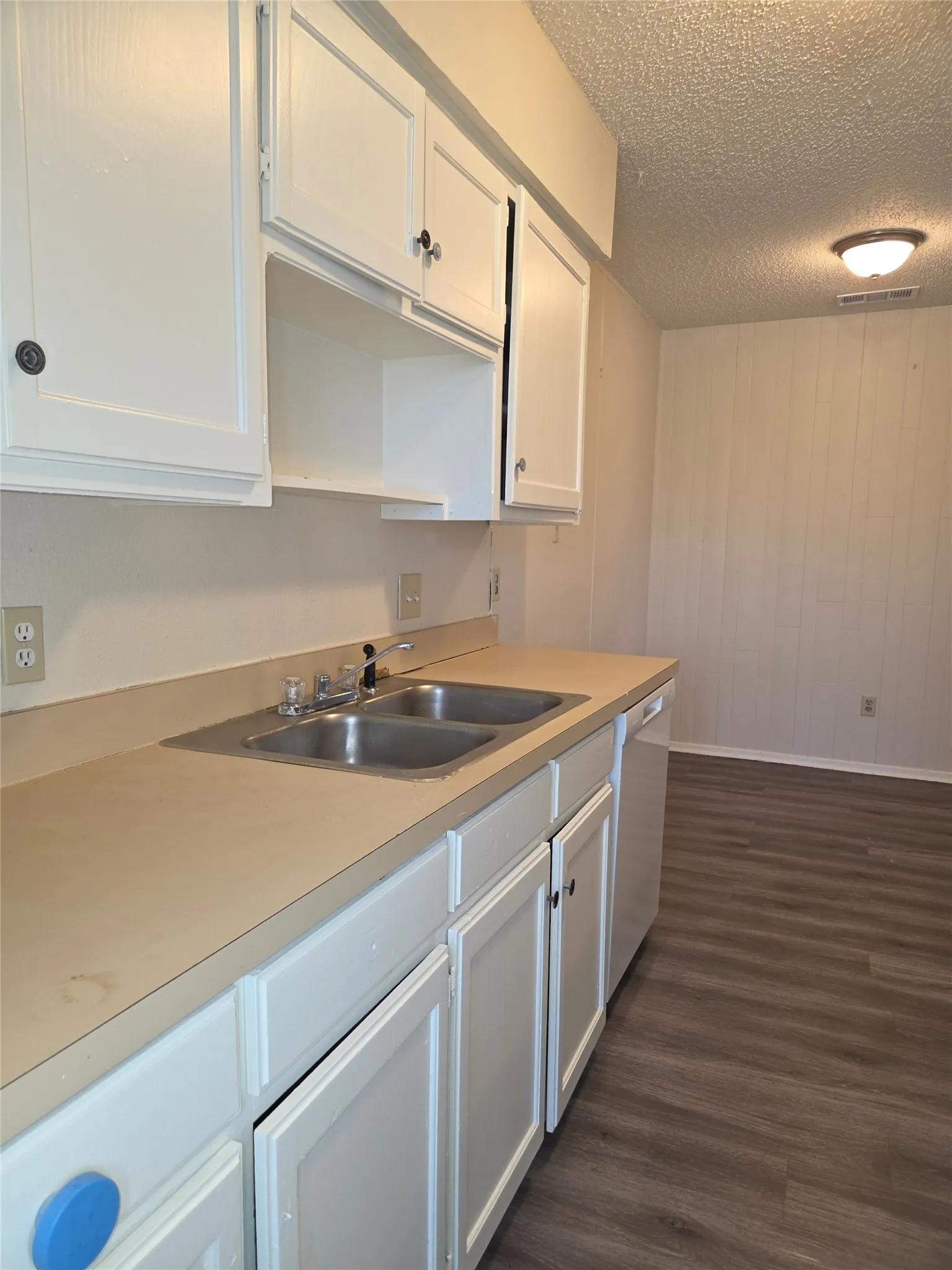 Townhouse For Sale in Tarrant County , 2400 Monte Carlo Drive B, Arlington, Texas 76015, 3 Bedroom, 2 Bathroom, Garage spaces, 1,039 Sqft, built in 1982, mls#21404314, Real Estate Agent in Arlington, Homes For Sale in Tarrant county, Homes For Sale in Arlington, Realtor in Arlington Texas, Real Estate Brokerage Independent Realty Texas, Luminita Cordes Realtor