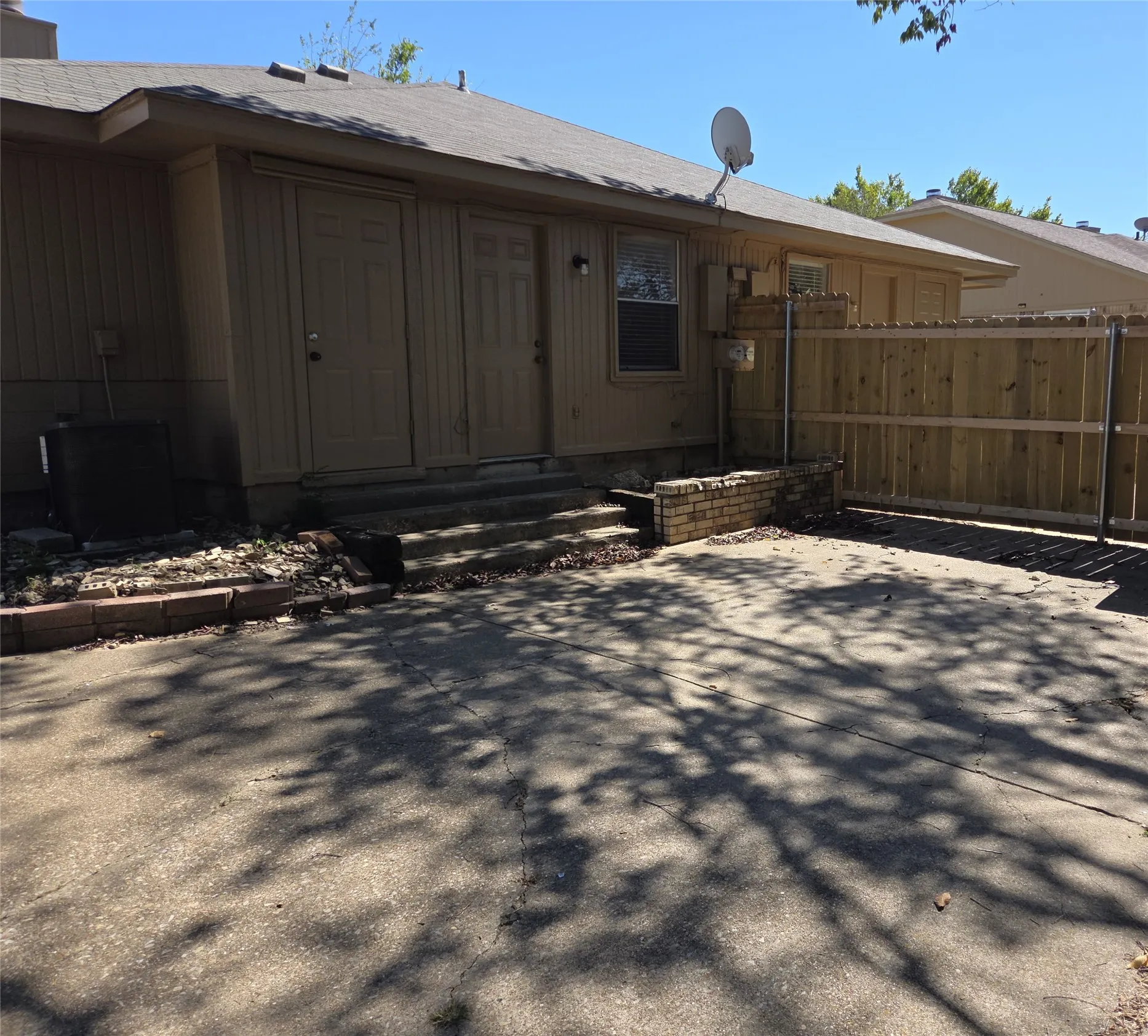Townhouse For Sale in Tarrant County , 2400 Monte Carlo Drive B, Arlington, Texas 76015, 3 Bedroom, 2 Bathroom, Garage spaces, 1,039 Sqft, built in 1982, mls#21404314, Real Estate Agent in Arlington, Homes For Sale in Tarrant county, Homes For Sale in Arlington, Realtor in Arlington Texas, Real Estate Brokerage Independent Realty Texas, Luminita Cordes Realtor