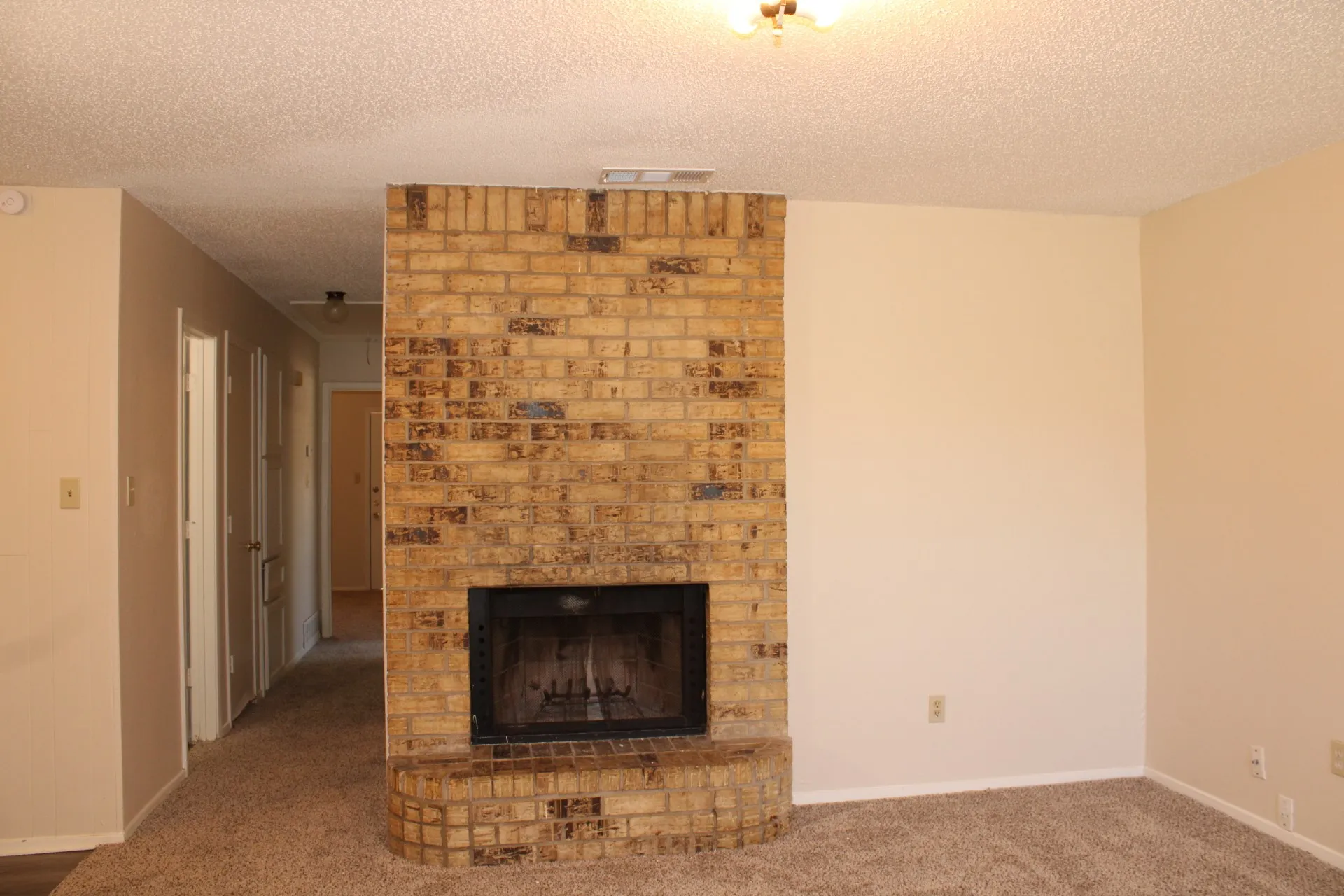 Townhouse For Sale in Tarrant County , 2400 Monte Carlo Drive B, Arlington, Texas 76015, 3 Bedroom, 2 Bathroom, Garage spaces, 1,039 Sqft, built in 1982, mls#21404314, Real Estate Agent in Arlington, Homes For Sale in Tarrant county, Homes For Sale in Arlington, Realtor in Arlington Texas, Real Estate Brokerage Independent Realty Texas, Luminita Cordes Realtor
