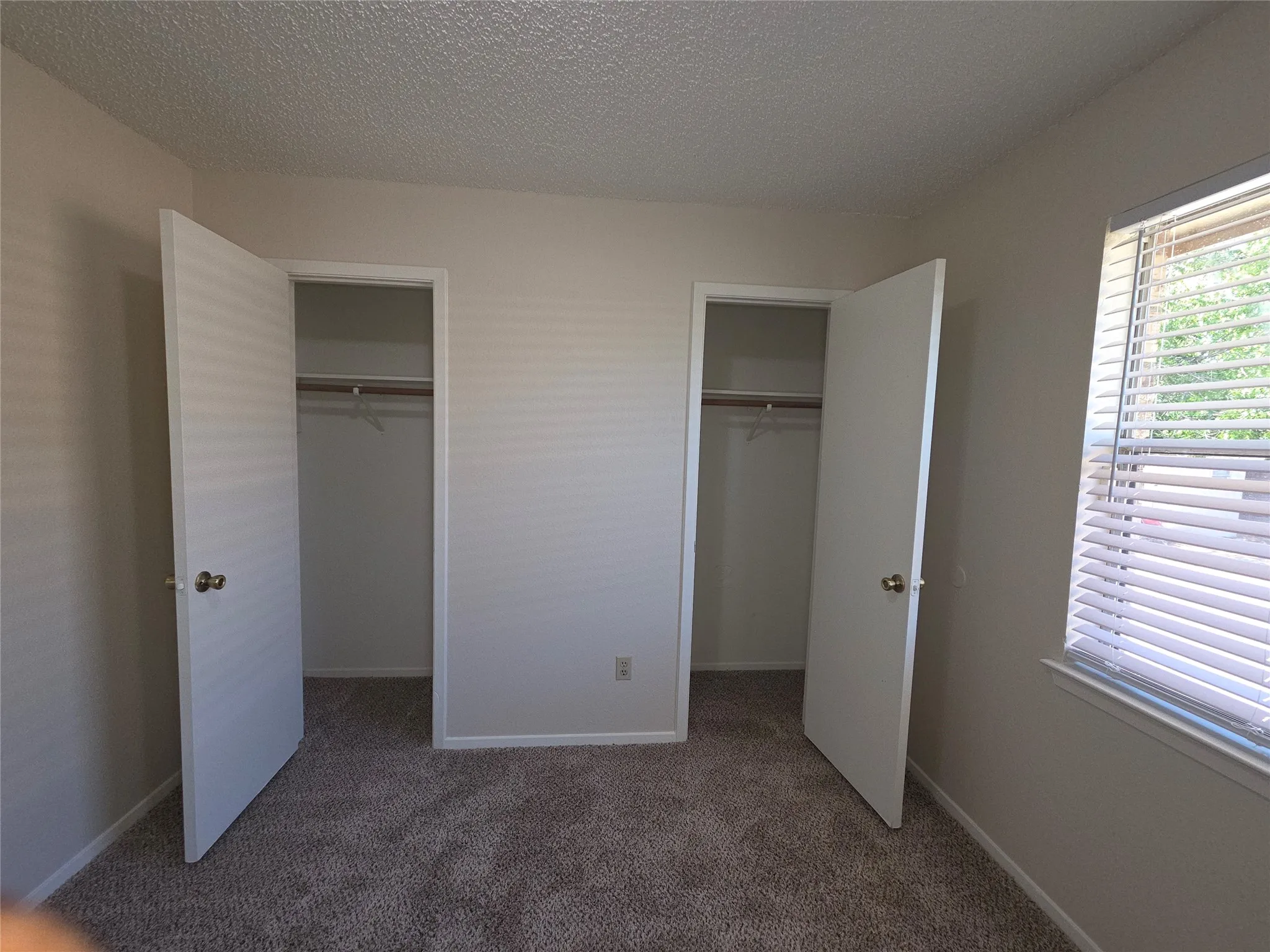 Townhouse For Sale in Tarrant County , 2400 Monte Carlo Drive B, Arlington, Texas 76015, 3 Bedroom, 2 Bathroom, Garage spaces, 1,039 Sqft, built in 1982, mls#21404314, Real Estate Agent in Arlington, Homes For Sale in Tarrant county, Homes For Sale in Arlington, Realtor in Arlington Texas, Real Estate Brokerage Independent Realty Texas, Luminita Cordes Realtor