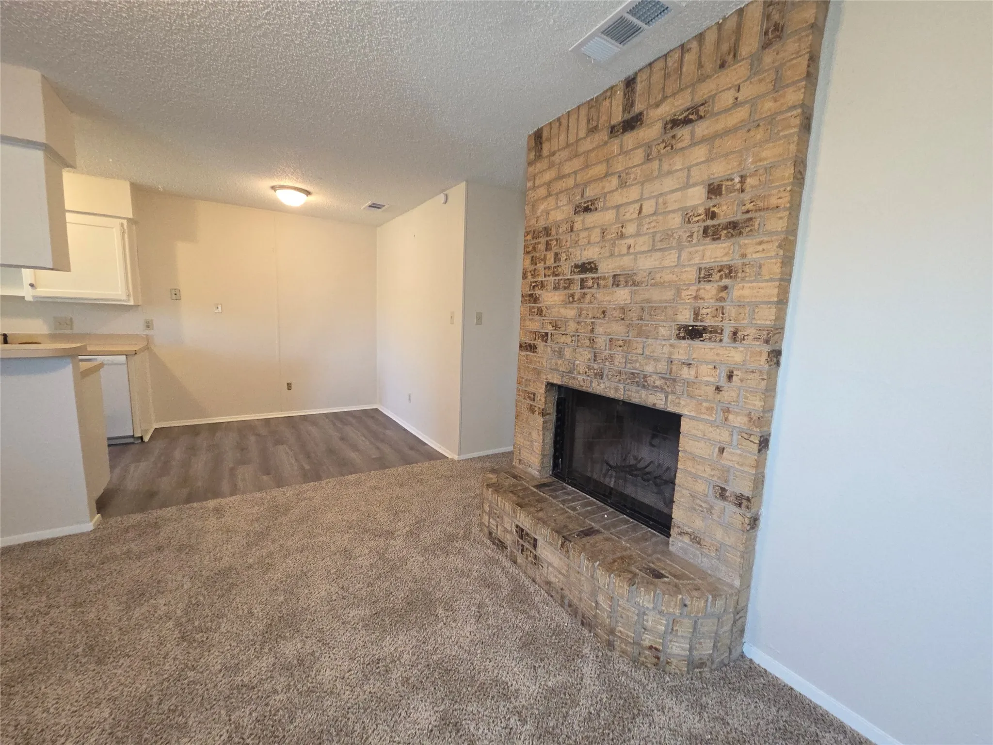 Townhouse For Sale in Tarrant County , 2400 Monte Carlo Drive B, Arlington, Texas 76015, 3 Bedroom, 2 Bathroom, Garage spaces, 1,039 Sqft, built in 1982, mls#21404314, Real Estate Agent in Arlington, Homes For Sale in Tarrant county, Homes For Sale in Arlington, Realtor in Arlington Texas, Real Estate Brokerage Independent Realty Texas, Luminita Cordes Realtor