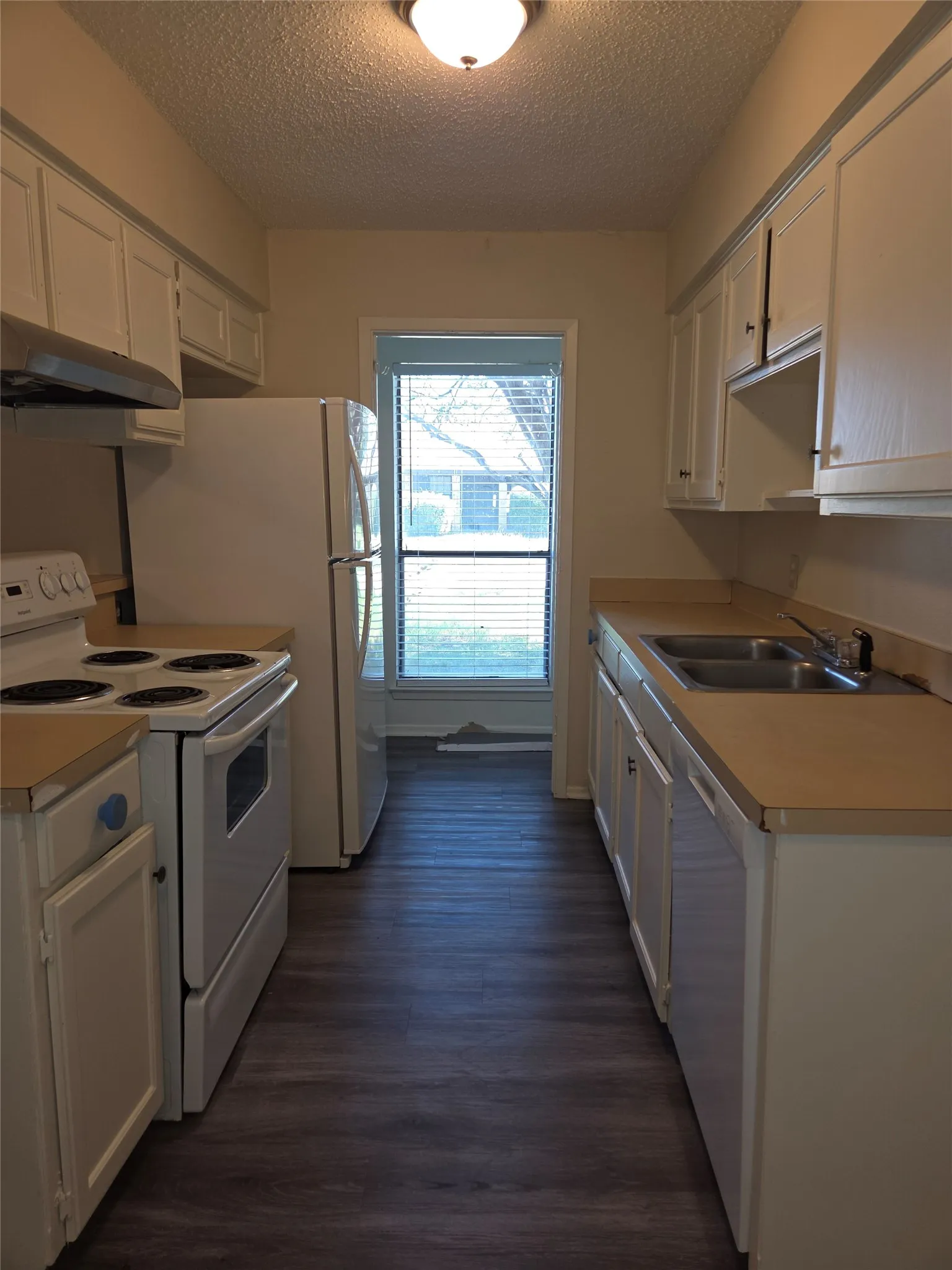 Townhouse For Sale in Tarrant County , 2400 Monte Carlo Drive B, Arlington, Texas 76015, 3 Bedroom, 2 Bathroom, Garage spaces, 1,039 Sqft, built in 1982, mls#21404314, Real Estate Agent in Arlington, Homes For Sale in Tarrant county, Homes For Sale in Arlington, Realtor in Arlington Texas, Real Estate Brokerage Independent Realty Texas, Luminita Cordes Realtor