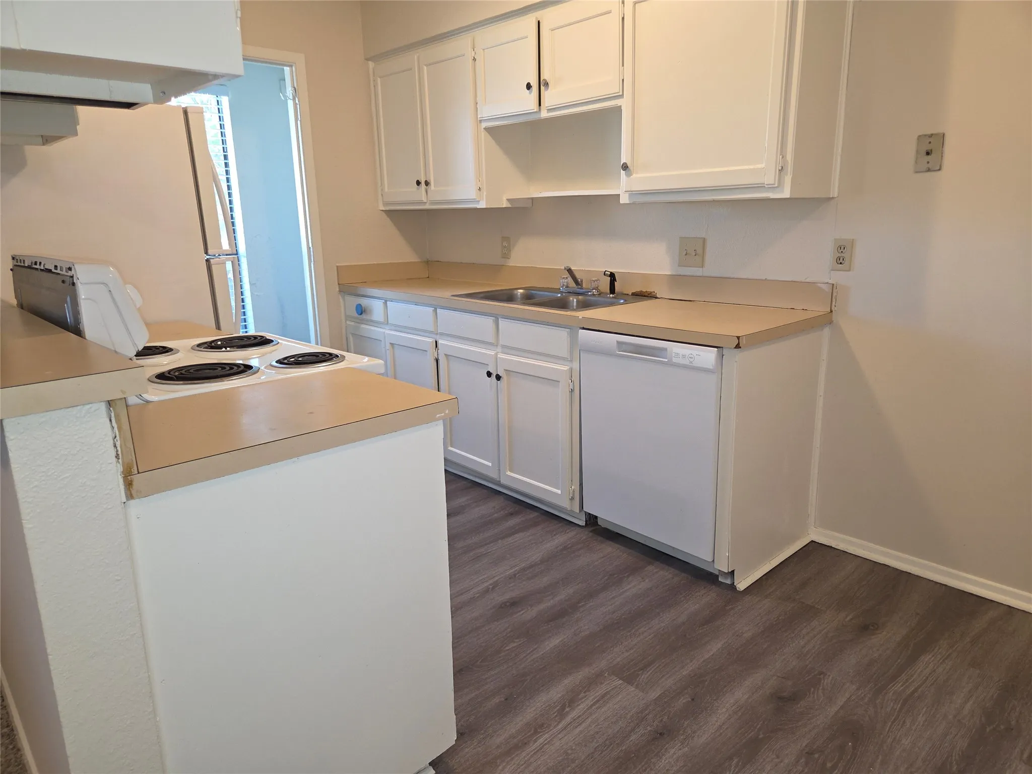 Townhouse For Sale in Tarrant County , 2400 Monte Carlo Drive B, Arlington, Texas 76015, 3 Bedroom, 2 Bathroom, Garage spaces, 1,039 Sqft, built in 1982, mls#21404314, Real Estate Agent in Arlington, Homes For Sale in Tarrant county, Homes For Sale in Arlington, Realtor in Arlington Texas, Real Estate Brokerage Independent Realty Texas, Luminita Cordes Realtor