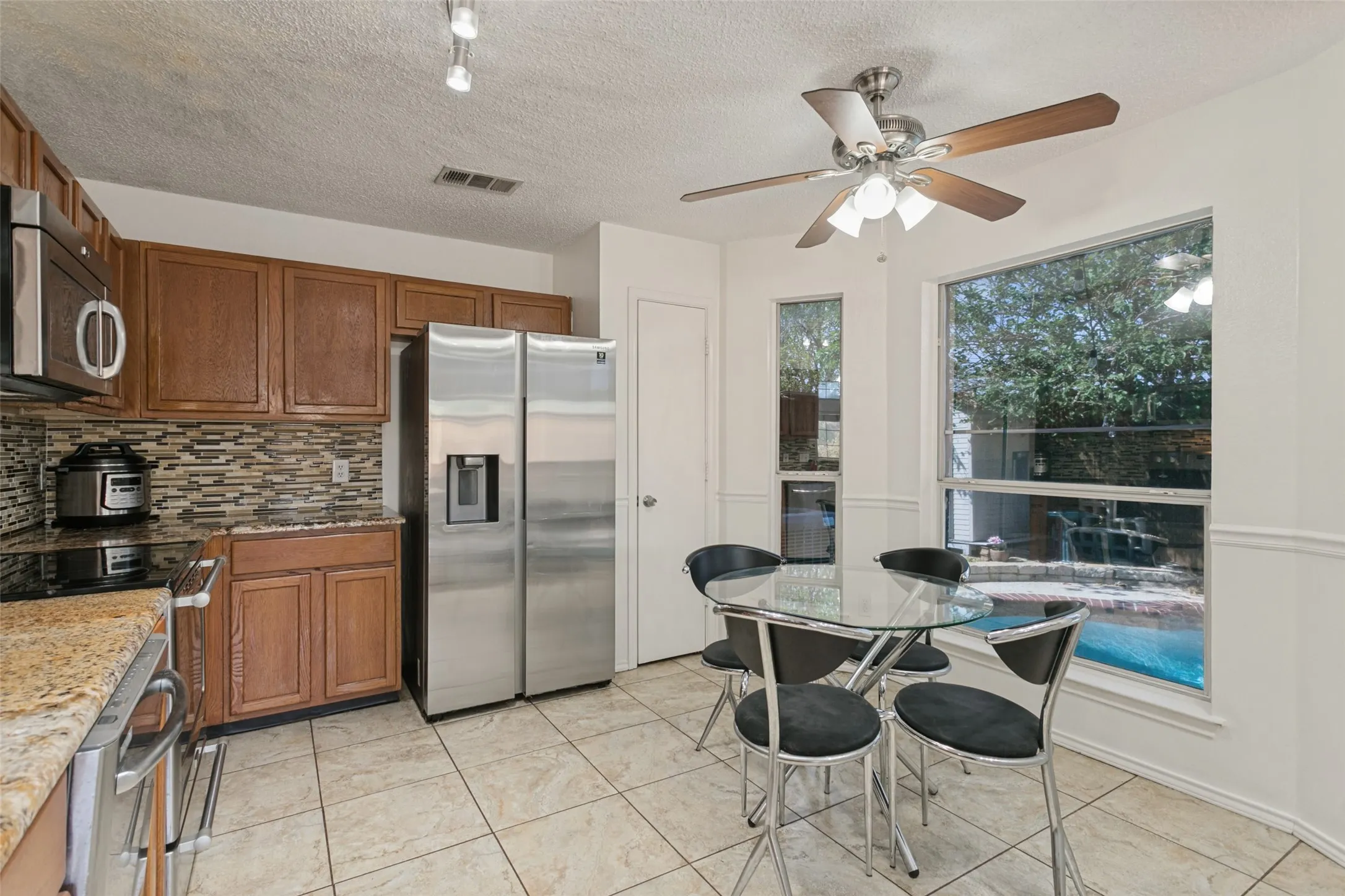 Single Family Residence For Sale in Denton County , 1411 Chinaberry Drive, Lewisville, Texas 75077, 3 Bedroom, 2 Bathroom, 2 Garage spaces, 1,689 Sqft, built in 1995, mls#21399415, Real Estate Agent in Lewisville, Homes For Sale in Denton county, Homes For Sale in Lewisville, Realtor in Lewisville Texas, Real Estate Brokerage Independent Realty Texas, Luminita Cordes Realtor