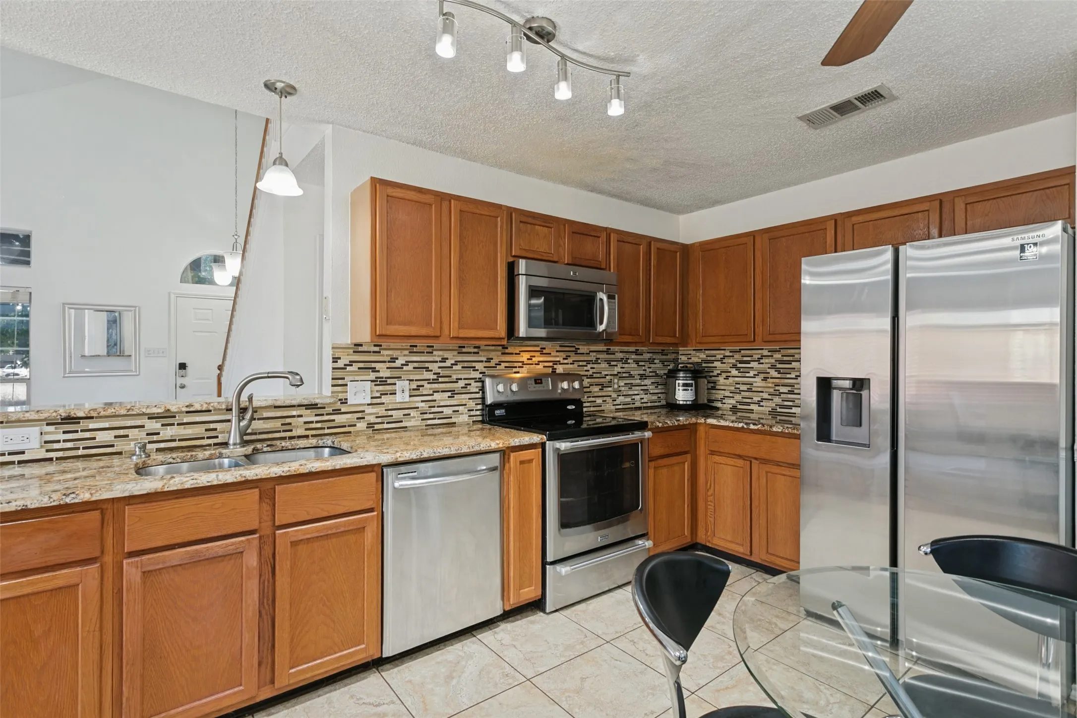 Single Family Residence For Sale in Denton County , 1411 Chinaberry Drive, Lewisville, Texas 75077, 3 Bedroom, 2 Bathroom, 2 Garage spaces, 1,689 Sqft, built in 1995, mls#21399415, Real Estate Agent in Lewisville, Homes For Sale in Denton county, Homes For Sale in Lewisville, Realtor in Lewisville Texas, Real Estate Brokerage Independent Realty Texas, Luminita Cordes Realtor