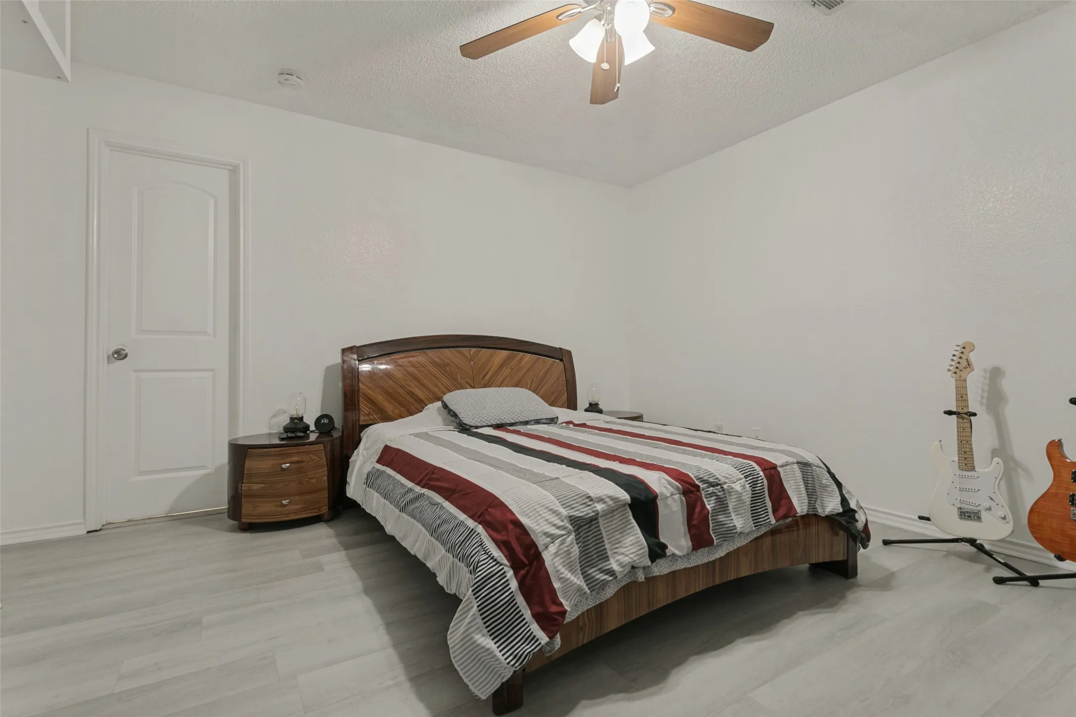 Single Family Residence For Sale in Denton County , 1411 Chinaberry Drive, Lewisville, Texas 75077, 3 Bedroom, 2 Bathroom, 2 Garage spaces, 1,689 Sqft, built in 1995, mls#21399415, Real Estate Agent in Lewisville, Homes For Sale in Denton county, Homes For Sale in Lewisville, Realtor in Lewisville Texas, Real Estate Brokerage Independent Realty Texas, Luminita Cordes Realtor