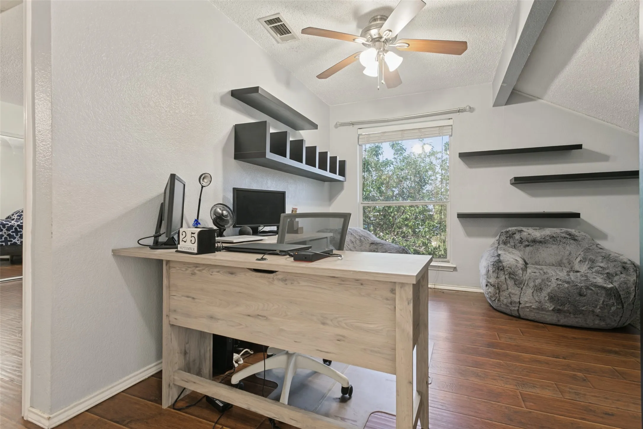 Single Family Residence For Sale in Denton County , 1411 Chinaberry Drive, Lewisville, Texas 75077, 3 Bedroom, 2 Bathroom, 2 Garage spaces, 1,689 Sqft, built in 1995, mls#21399415, Real Estate Agent in Lewisville, Homes For Sale in Denton county, Homes For Sale in Lewisville, Realtor in Lewisville Texas, Real Estate Brokerage Independent Realty Texas, Luminita Cordes Realtor