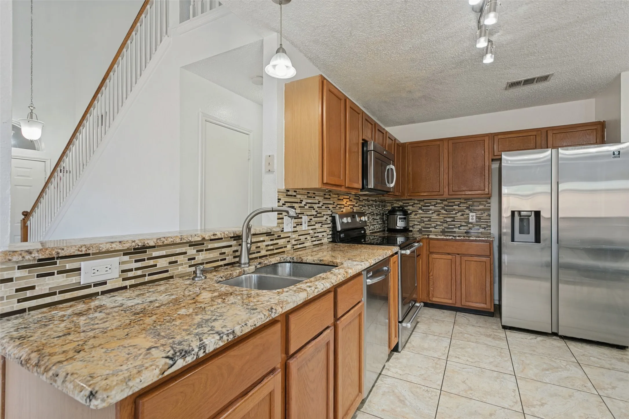 Single Family Residence For Sale in Denton County , 1411 Chinaberry Drive, Lewisville, Texas 75077, 3 Bedroom, 2 Bathroom, 2 Garage spaces, 1,689 Sqft, built in 1995, mls#21399415, Real Estate Agent in Lewisville, Homes For Sale in Denton county, Homes For Sale in Lewisville, Realtor in Lewisville Texas, Real Estate Brokerage Independent Realty Texas, Luminita Cordes Realtor