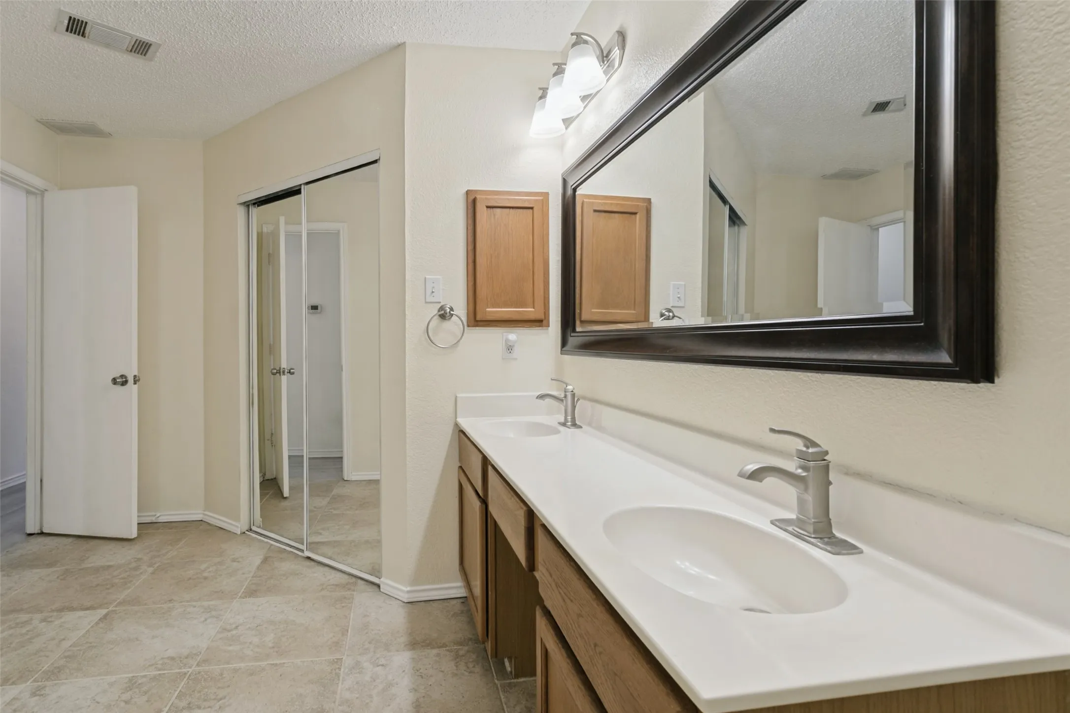 Single Family Residence For Sale in Denton County , 1411 Chinaberry Drive, Lewisville, Texas 75077, 3 Bedroom, 2 Bathroom, 2 Garage spaces, 1,689 Sqft, built in 1995, mls#21399415, Real Estate Agent in Lewisville, Homes For Sale in Denton county, Homes For Sale in Lewisville, Realtor in Lewisville Texas, Real Estate Brokerage Independent Realty Texas, Luminita Cordes Realtor