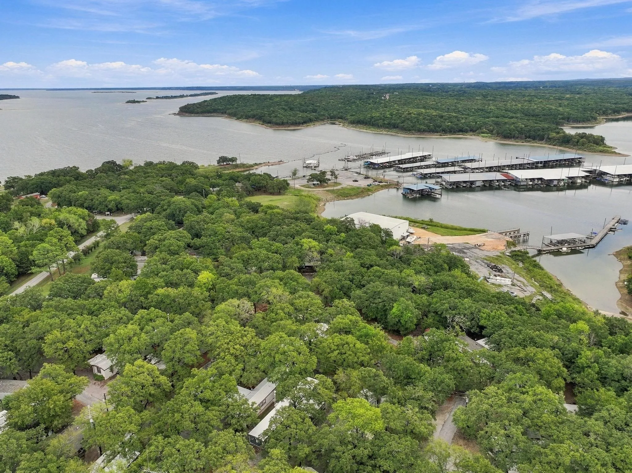 Mobile Home For Sale in Grayson County , 512 Mill Creek Resort Road 30, Pottsboro, Texas 75076, 2 Bedroom, 1 Bathroom, Garage spaces, 784 Sqft, built in 1983, mls#21403337, Real Estate Agent in Pottsboro, Homes For Sale in Grayson county, Homes For Sale in Pottsboro, Realtor in Pottsboro Texas, Real Estate Brokerage Independent Realty Texas, Luminita Cordes Realtor