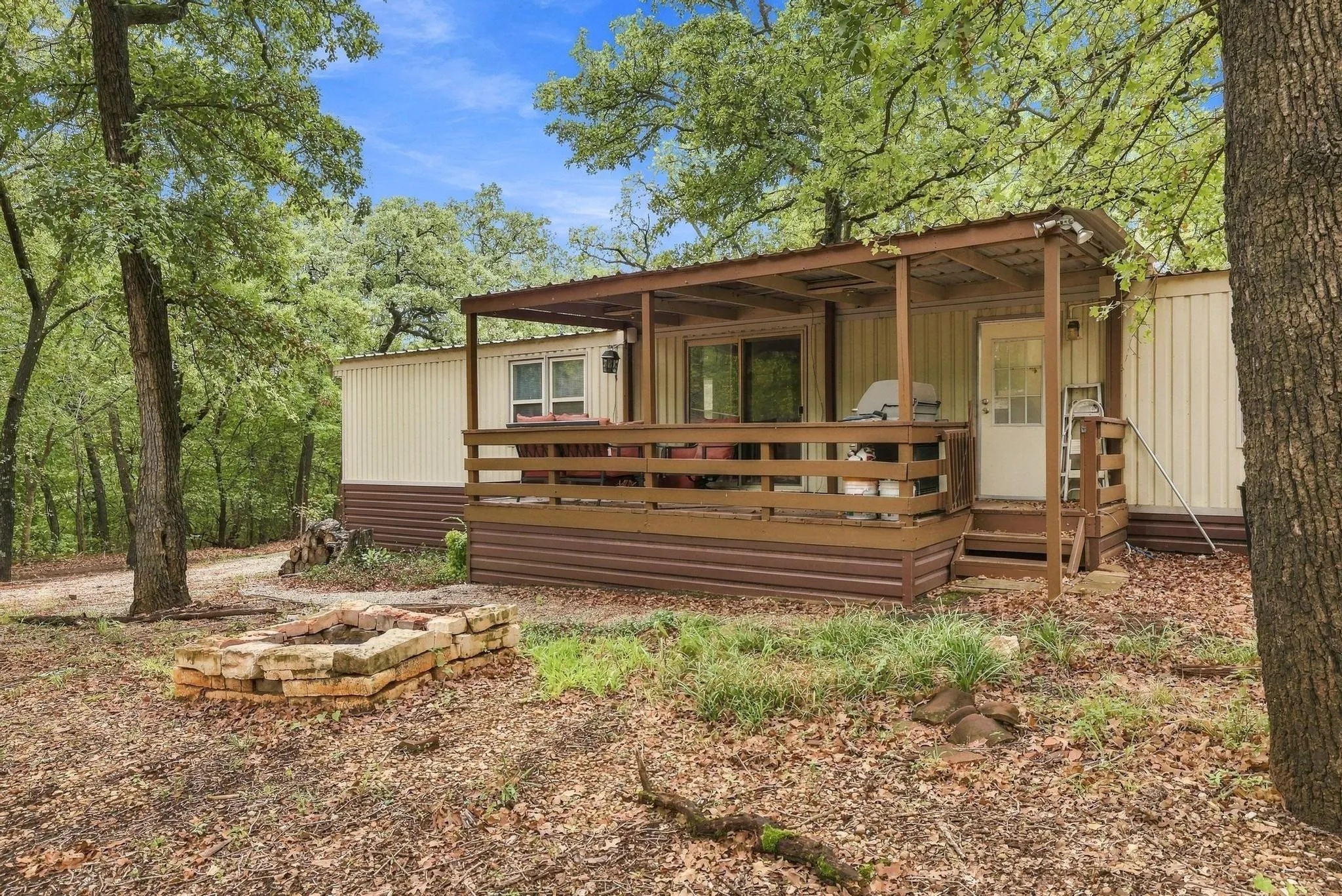 Mobile Home For Sale in Grayson County , 512 Mill Creek Resort Road 30, Pottsboro, Texas 75076, 2 Bedroom, 1 Bathroom, Garage spaces, 784 Sqft, built in 1983, mls#21403337, Real Estate Agent in Pottsboro, Homes For Sale in Grayson county, Homes For Sale in Pottsboro, Realtor in Pottsboro Texas, Real Estate Brokerage Independent Realty Texas, Luminita Cordes Realtor