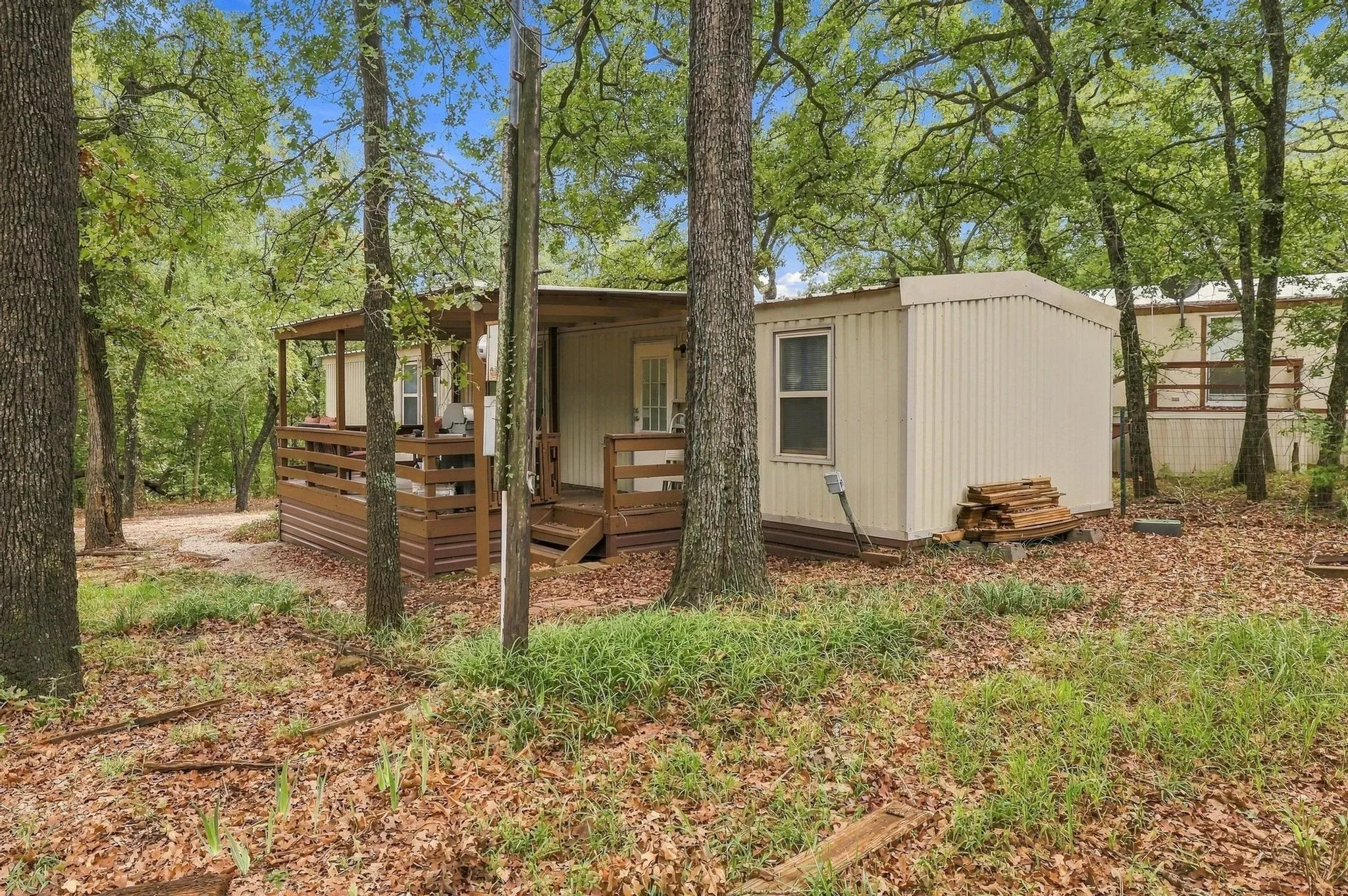 Mobile Home For Sale in Grayson County , 512 Mill Creek Resort Road 30, Pottsboro, Texas 75076, 2 Bedroom, 1 Bathroom, Garage spaces, 784 Sqft, built in 1983, mls#21403337, Real Estate Agent in Pottsboro, Homes For Sale in Grayson county, Homes For Sale in Pottsboro, Realtor in Pottsboro Texas, Real Estate Brokerage Independent Realty Texas, Luminita Cordes Realtor