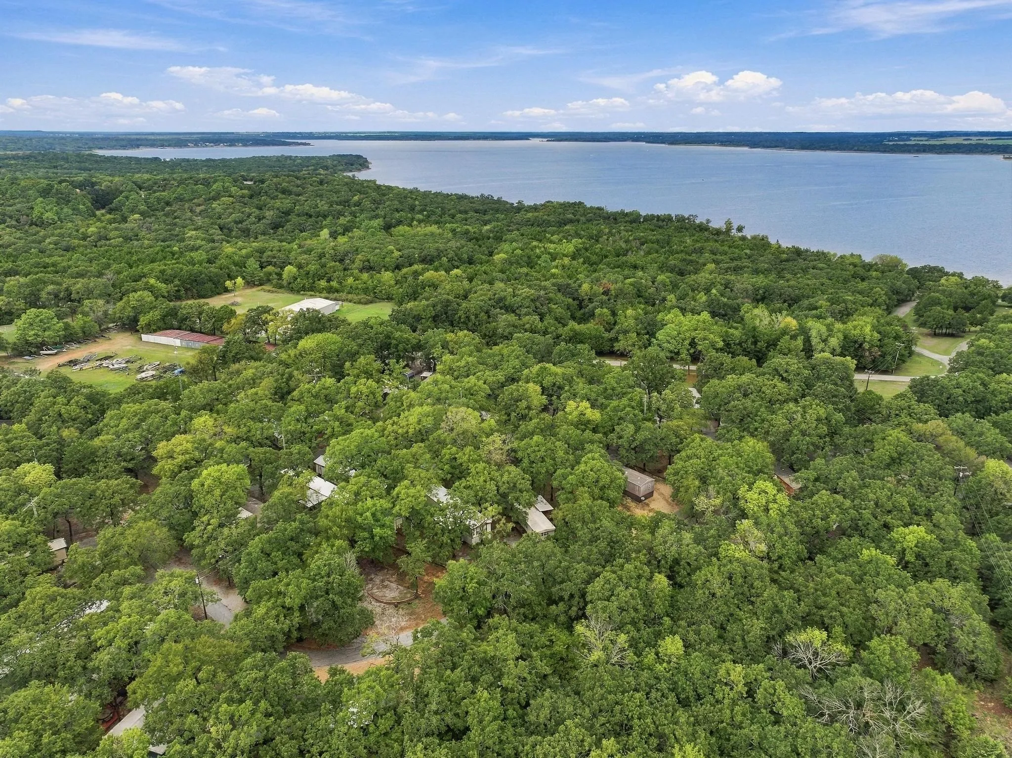 Mobile Home For Sale in Grayson County , 512 Mill Creek Resort Road 30, Pottsboro, Texas 75076, 2 Bedroom, 1 Bathroom, Garage spaces, 784 Sqft, built in 1983, mls#21403337, Real Estate Agent in Pottsboro, Homes For Sale in Grayson county, Homes For Sale in Pottsboro, Realtor in Pottsboro Texas, Real Estate Brokerage Independent Realty Texas, Luminita Cordes Realtor