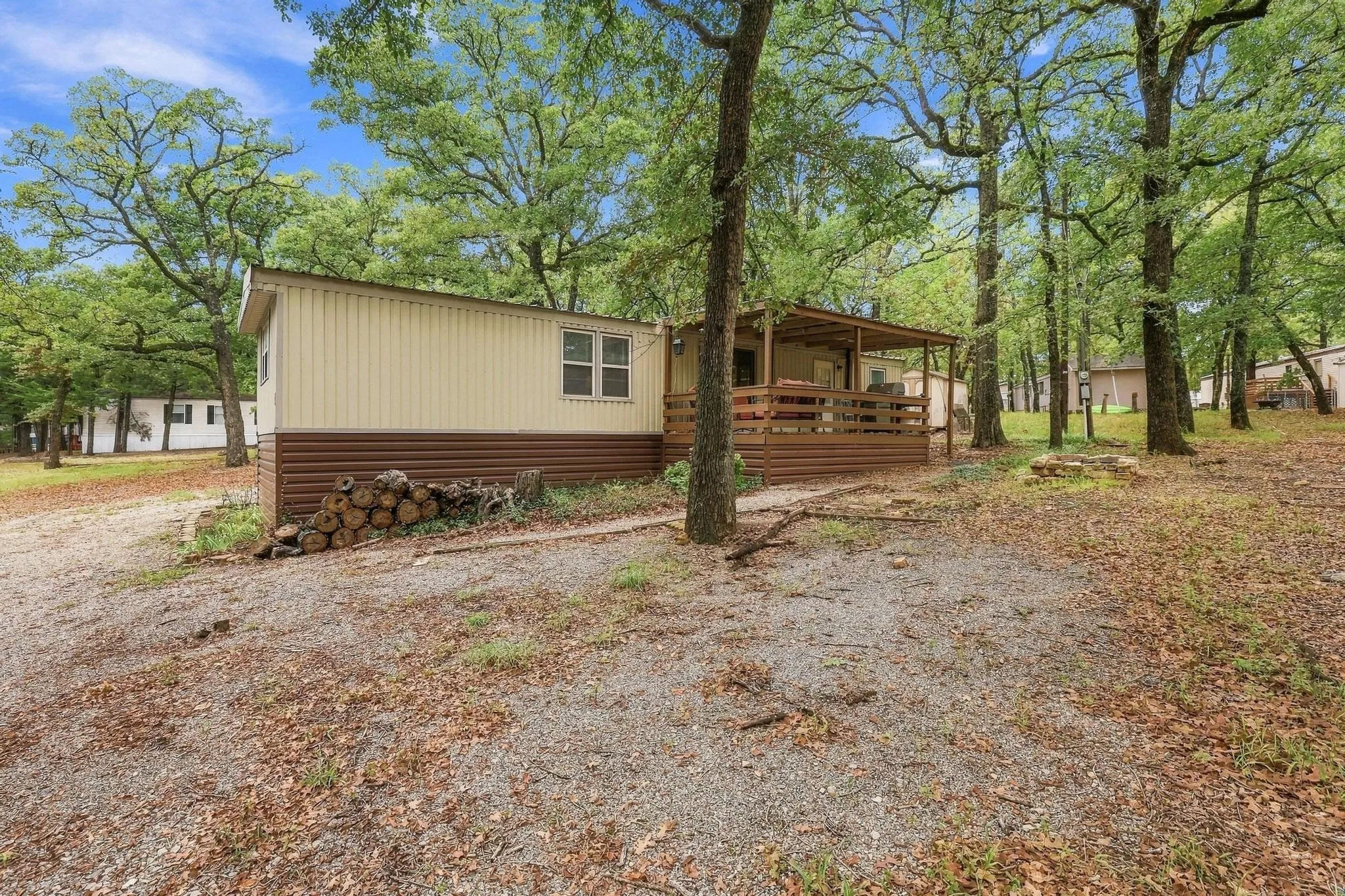 Mobile Home For Sale in Grayson County , 512 Mill Creek Resort Road 30, Pottsboro, Texas 75076, 2 Bedroom, 1 Bathroom, Garage spaces, 784 Sqft, built in 1983, mls#21403337, Real Estate Agent in Pottsboro, Homes For Sale in Grayson county, Homes For Sale in Pottsboro, Realtor in Pottsboro Texas, Real Estate Brokerage Independent Realty Texas, Luminita Cordes Realtor