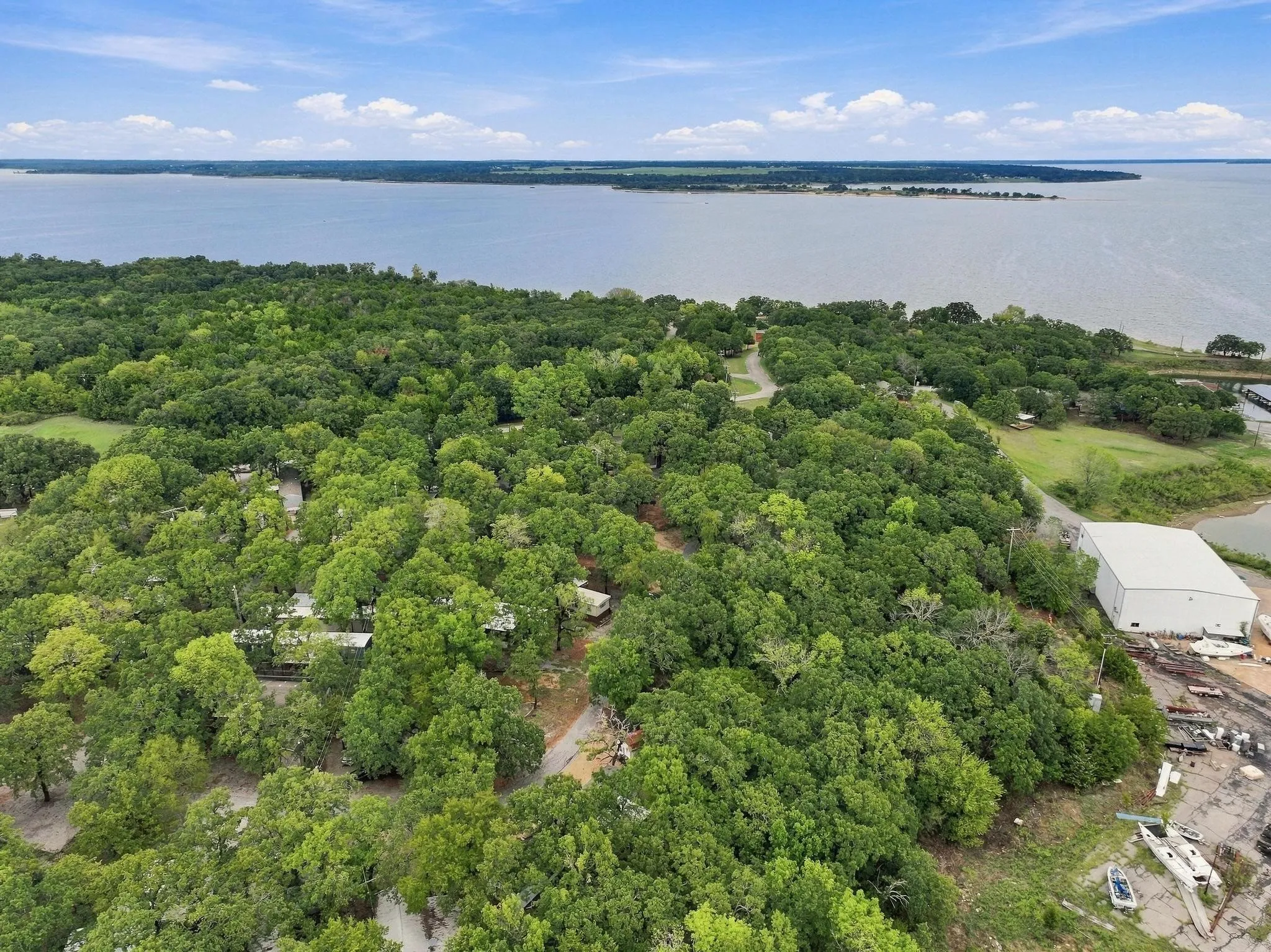 Mobile Home For Sale in Grayson County , 512 Mill Creek Resort Road 30, Pottsboro, Texas 75076, 2 Bedroom, 1 Bathroom, Garage spaces, 784 Sqft, built in 1983, mls#21403337, Real Estate Agent in Pottsboro, Homes For Sale in Grayson county, Homes For Sale in Pottsboro, Realtor in Pottsboro Texas, Real Estate Brokerage Independent Realty Texas, Luminita Cordes Realtor